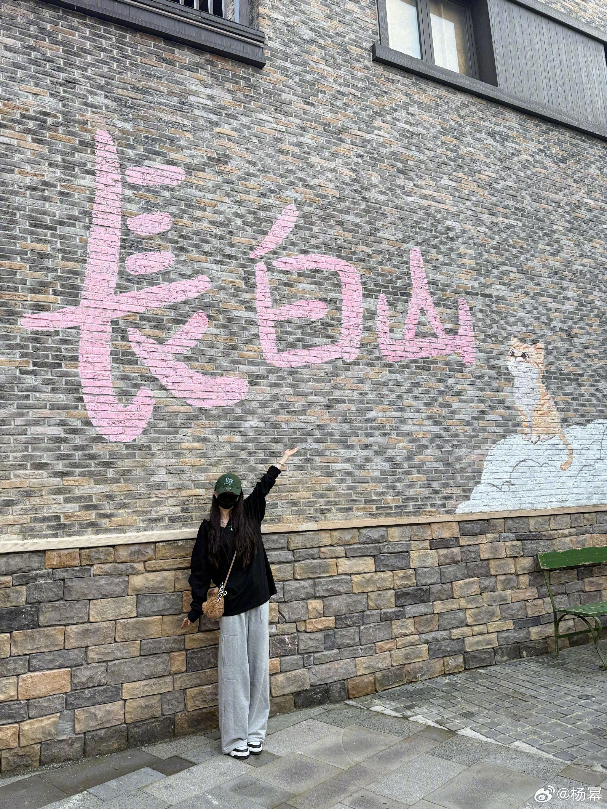 杨幂晒长白山明信片，天池打卡剪刀手可爱