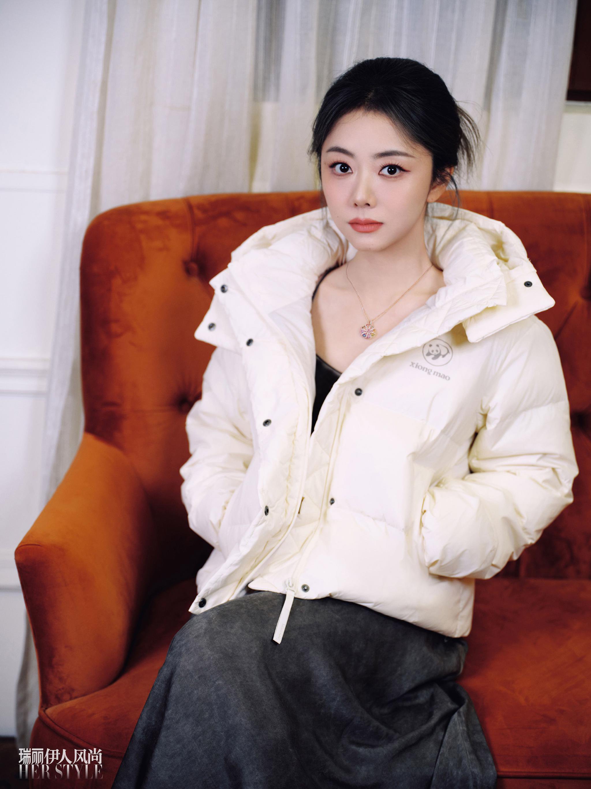 谭松韵明媚穿搭点亮岁首，诠释角色柔韧生长