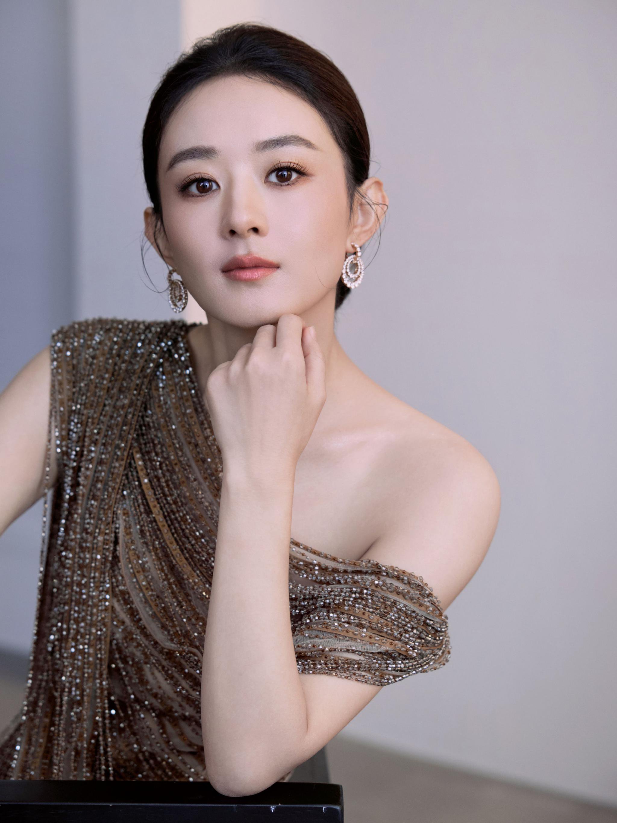 赵丽颖鎏金流苏裙亮相，优雅与柔美并存