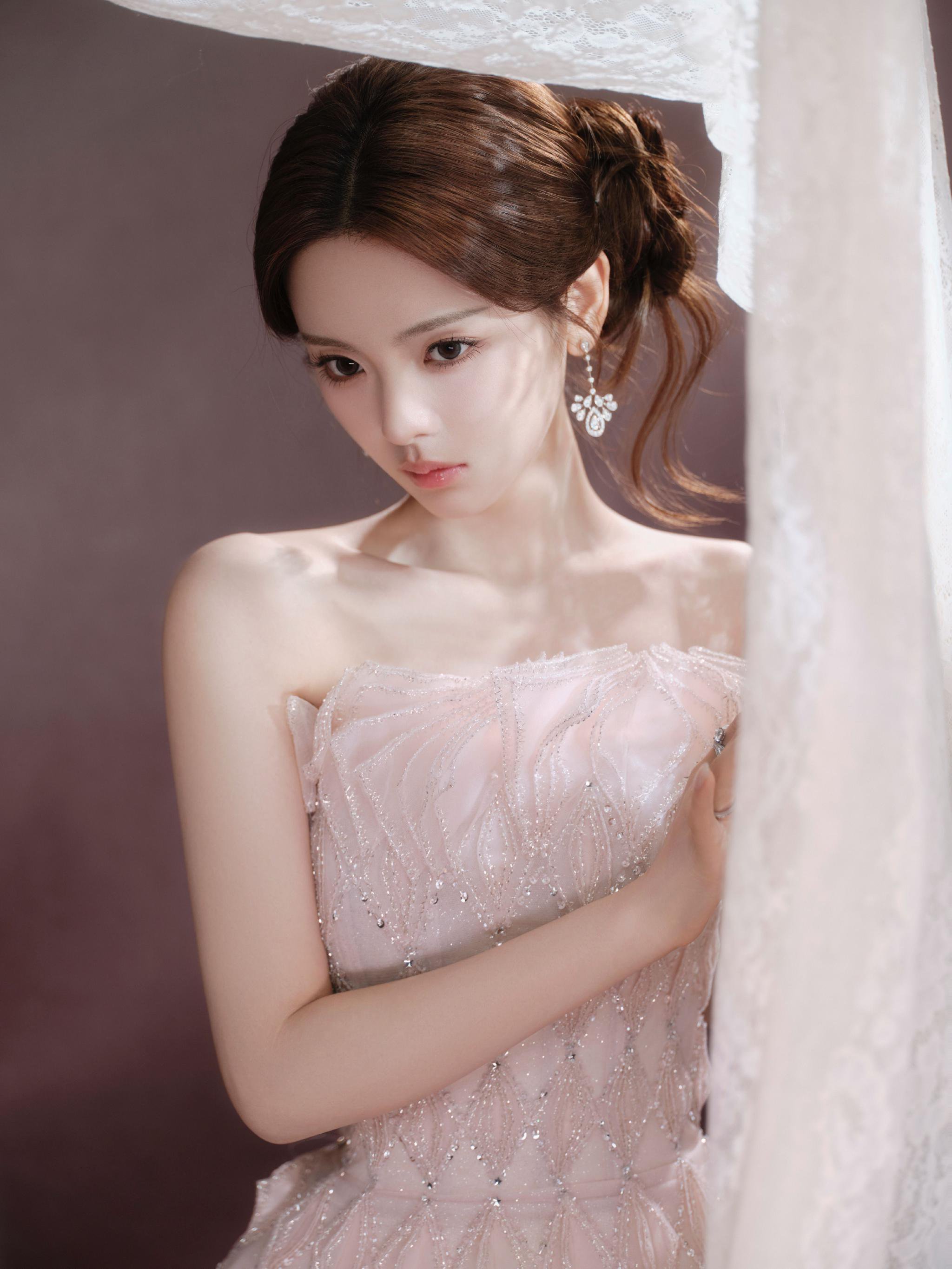 杨超越皮肤白皙气质温柔高级