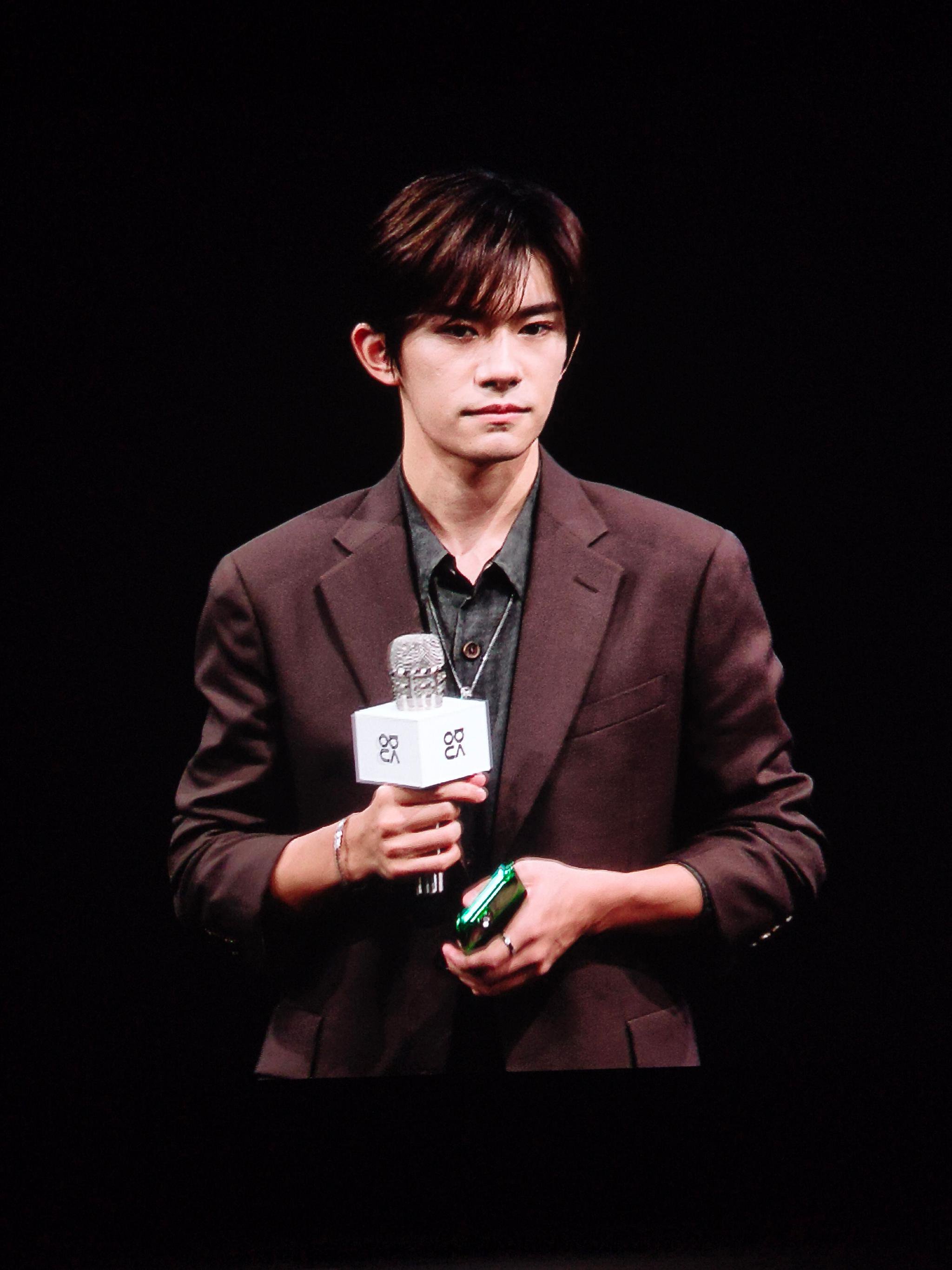 易烊千玺亮相nova发布会与粉丝合影