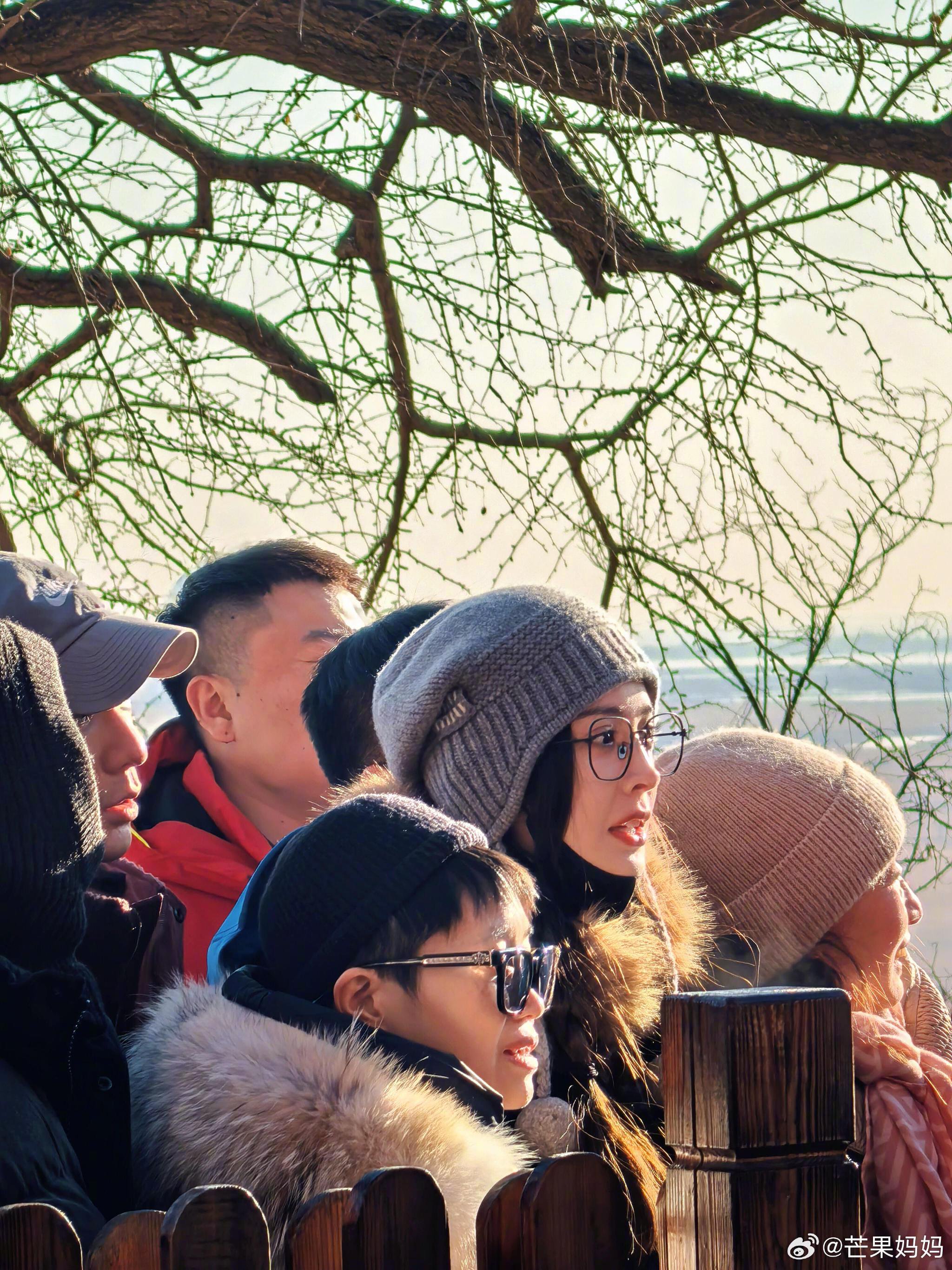 网友偶遇古力娜扎素颜出镜，随手拍状态惊艳