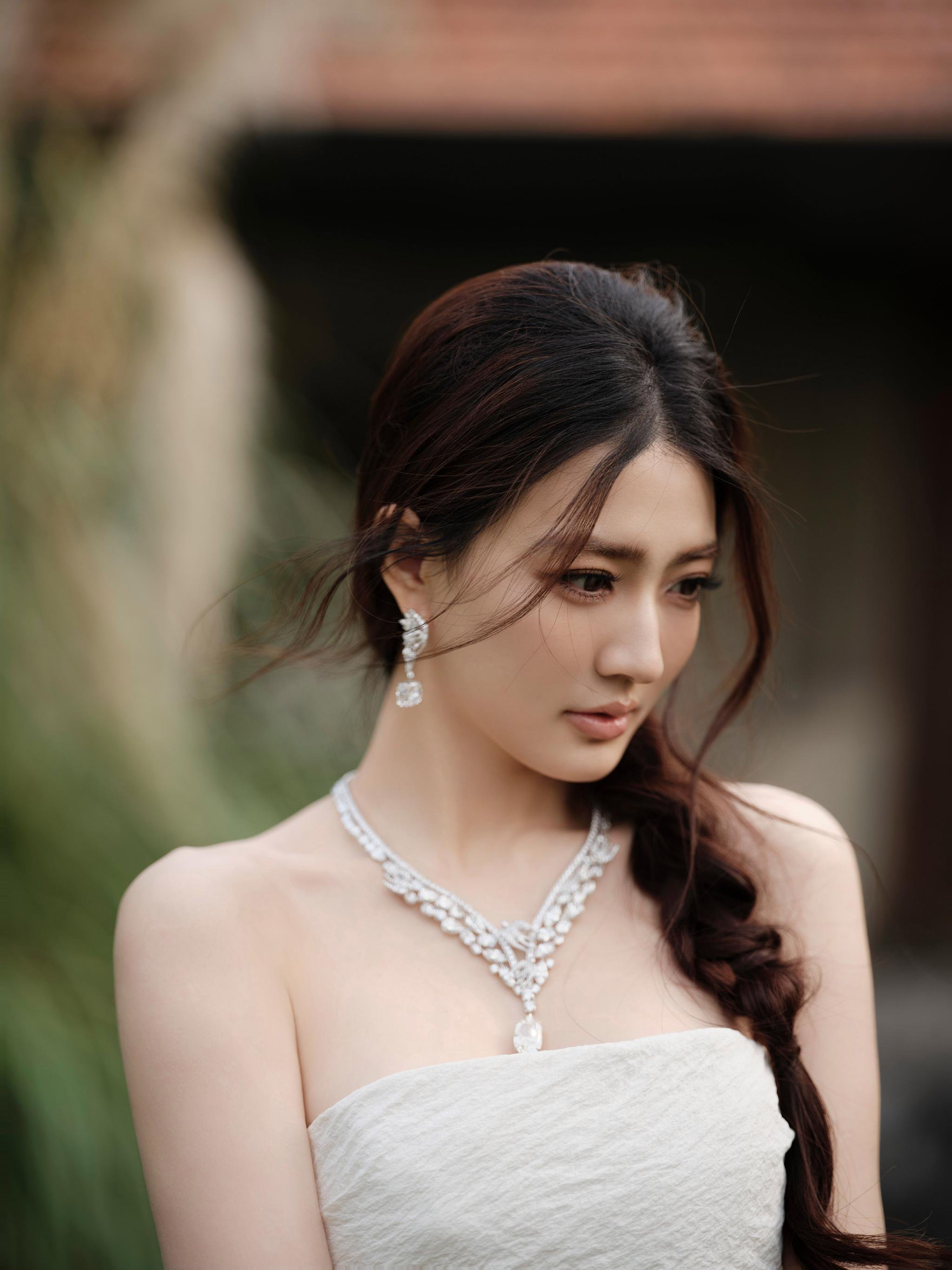 徐璐纯白礼裙配绿宝首饰亮相，尽显优雅气质