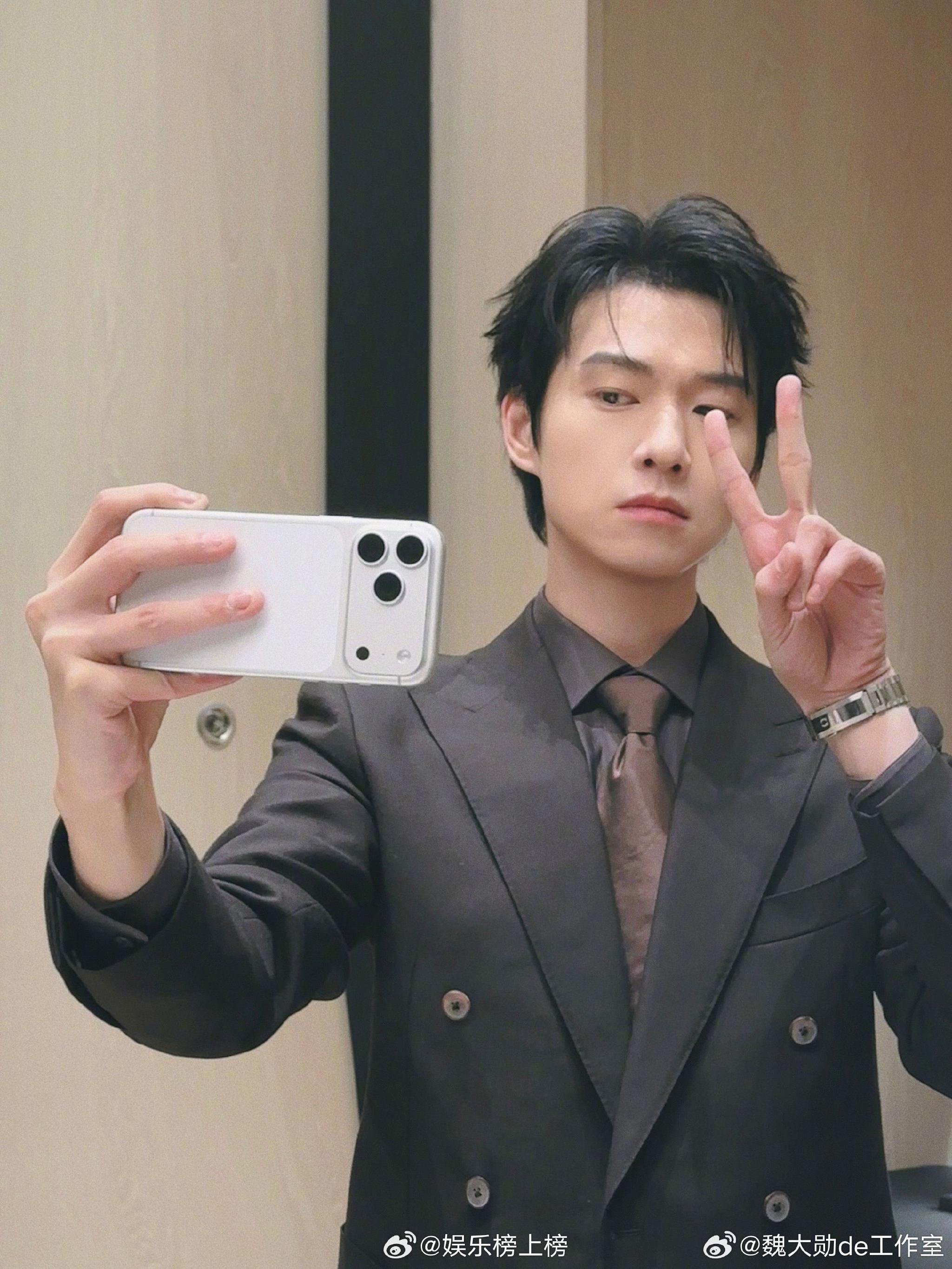 魏大勋晒今日自拍，正面侧面皆帅气