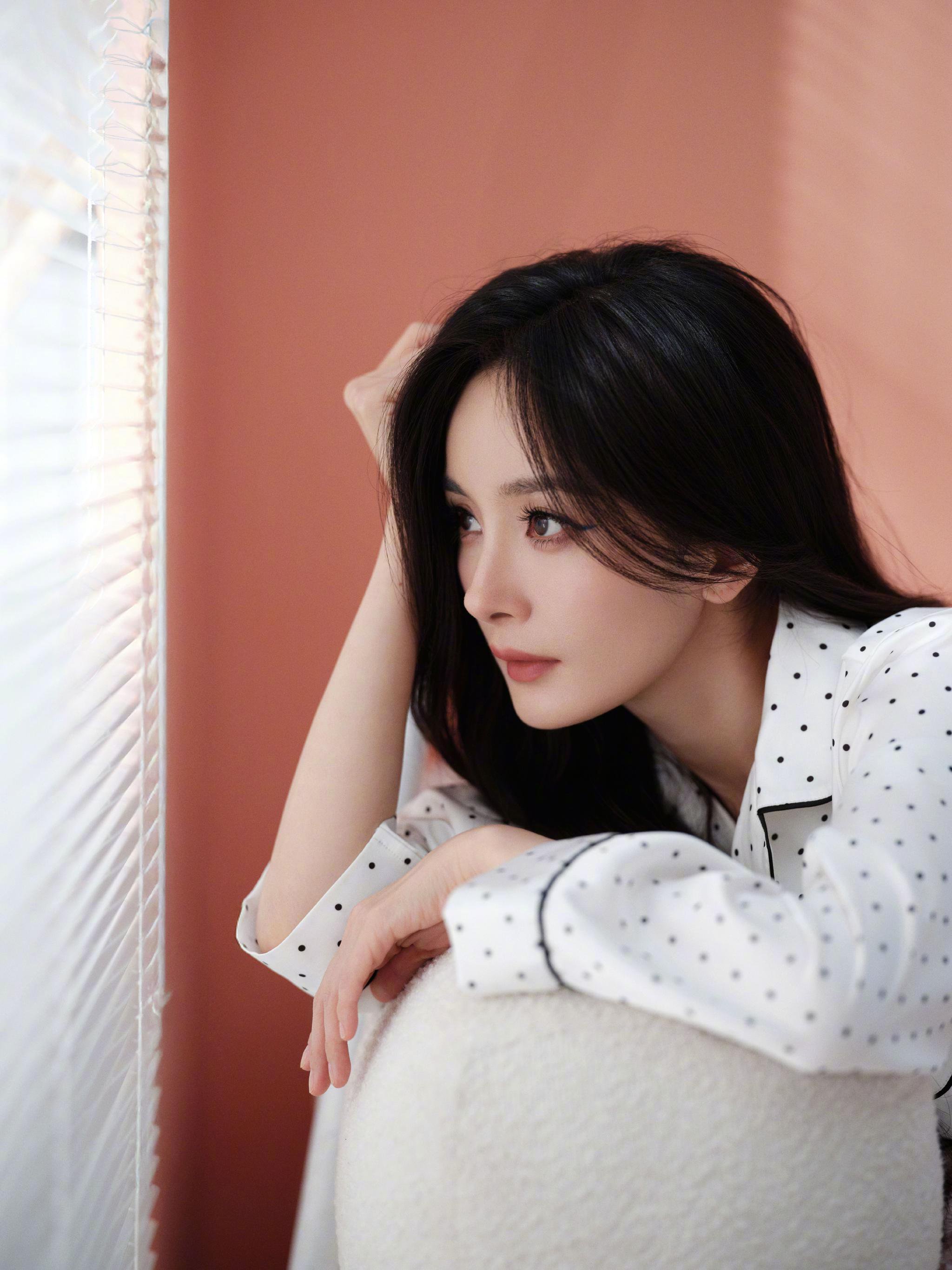 杨幂穿丝滑睡衣抱小熊尽显慵懒精致