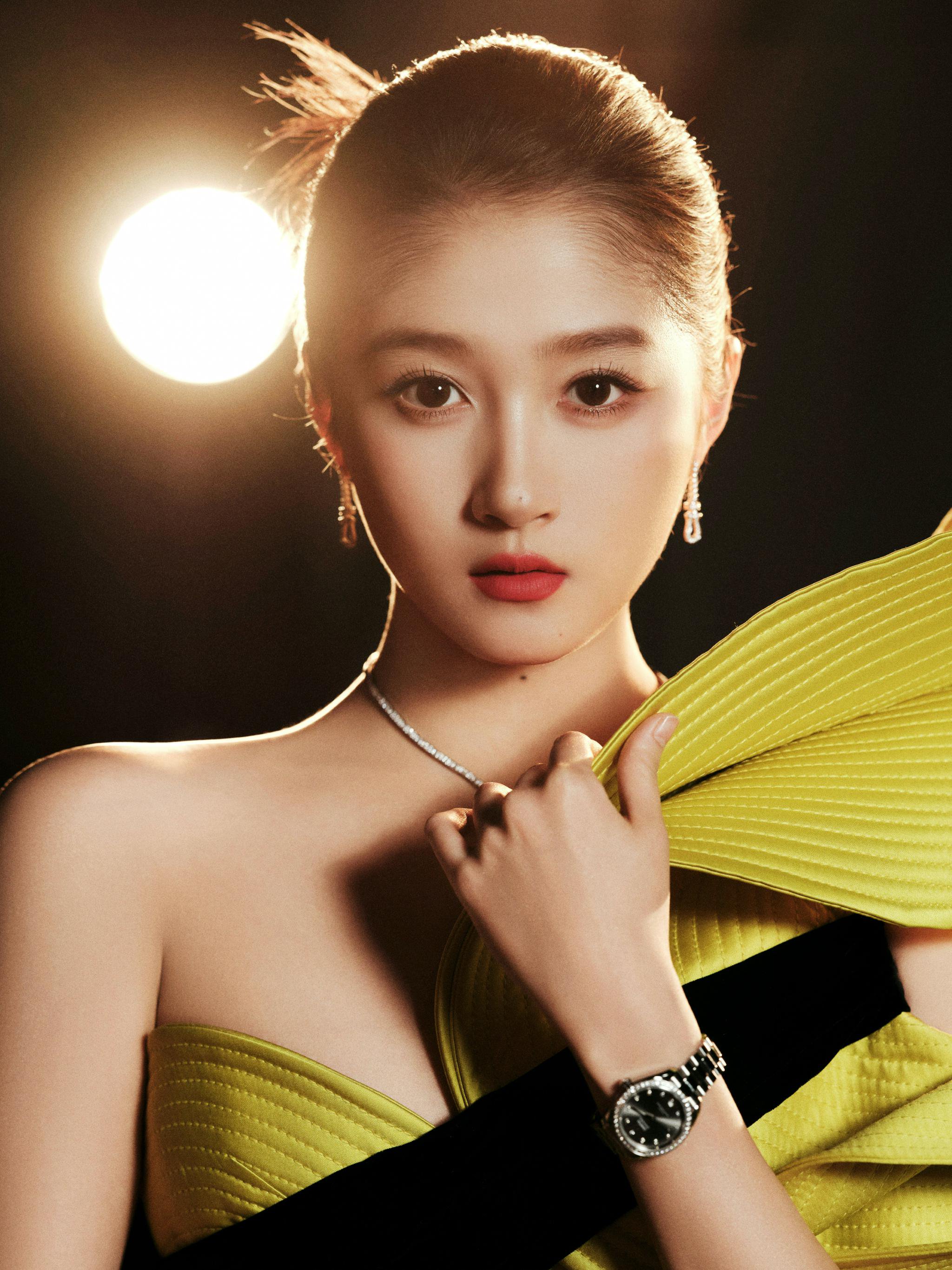 关晓彤穿明黄礼服亮相，光影交织尽显飒爽