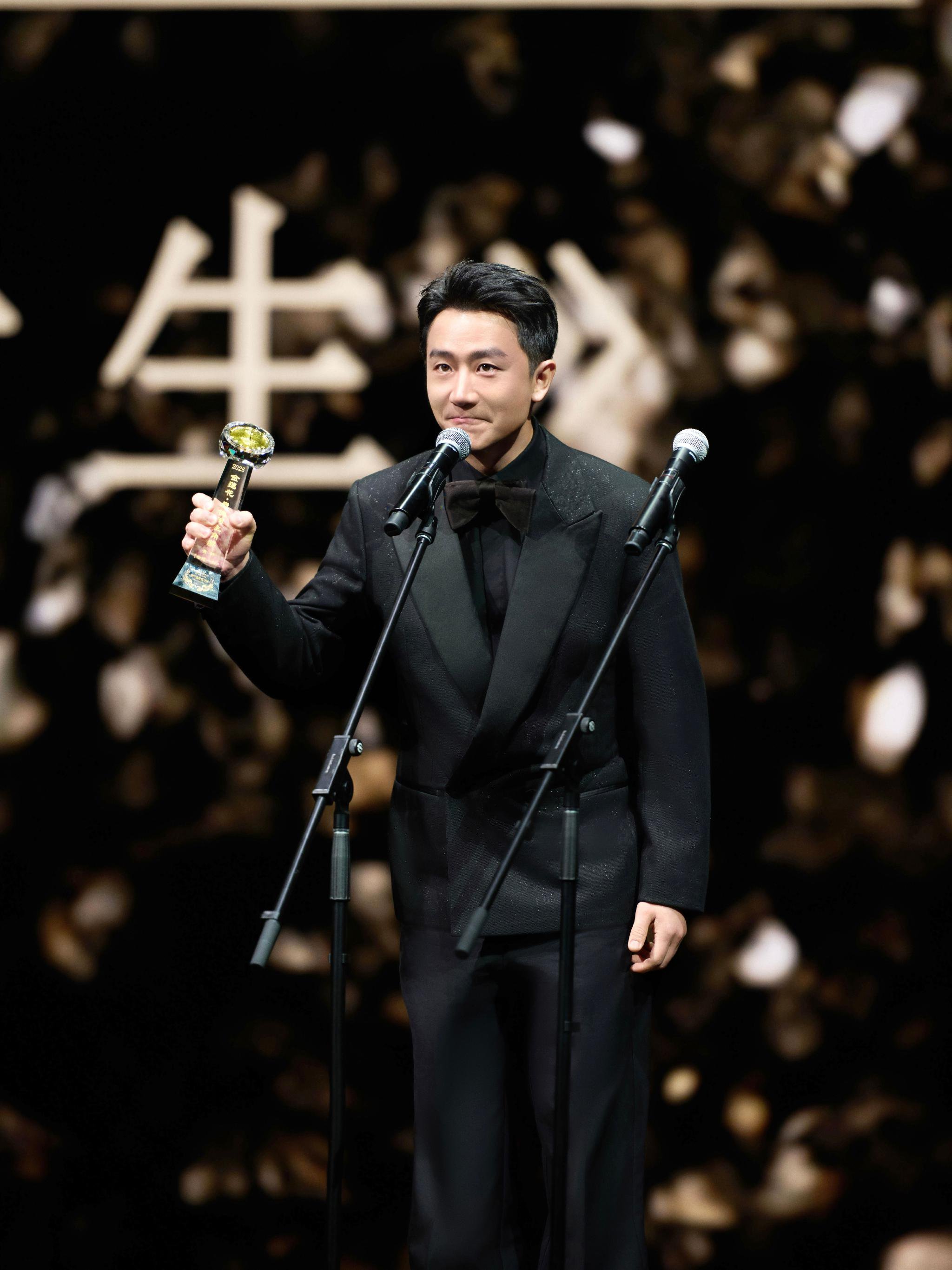 黄轩凭《命悬一生》《蛟龙行动》斩获澳门金莲花最佳男主角