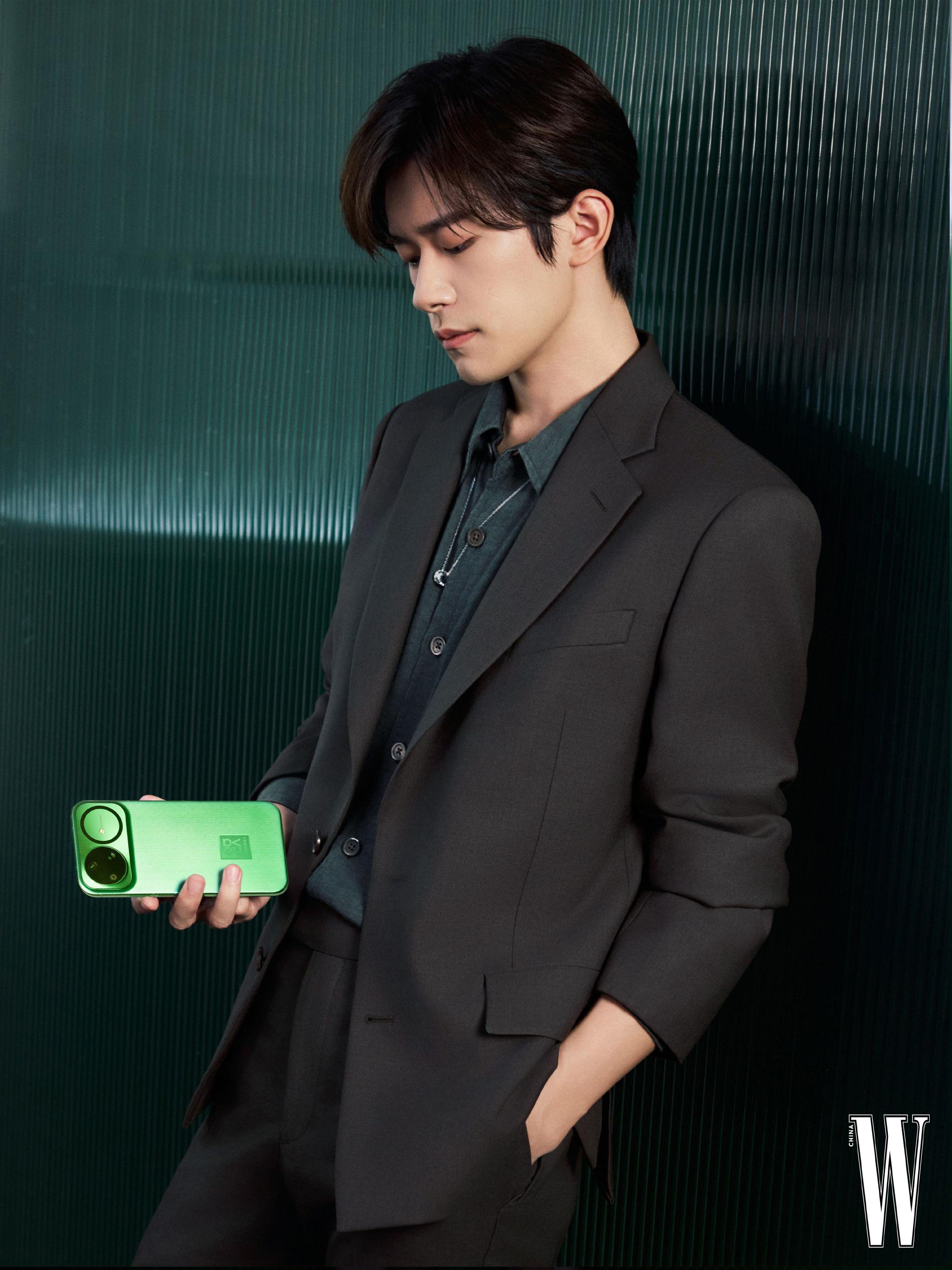 易烊千玺亮相华为nova15发布会演绎独特枫格