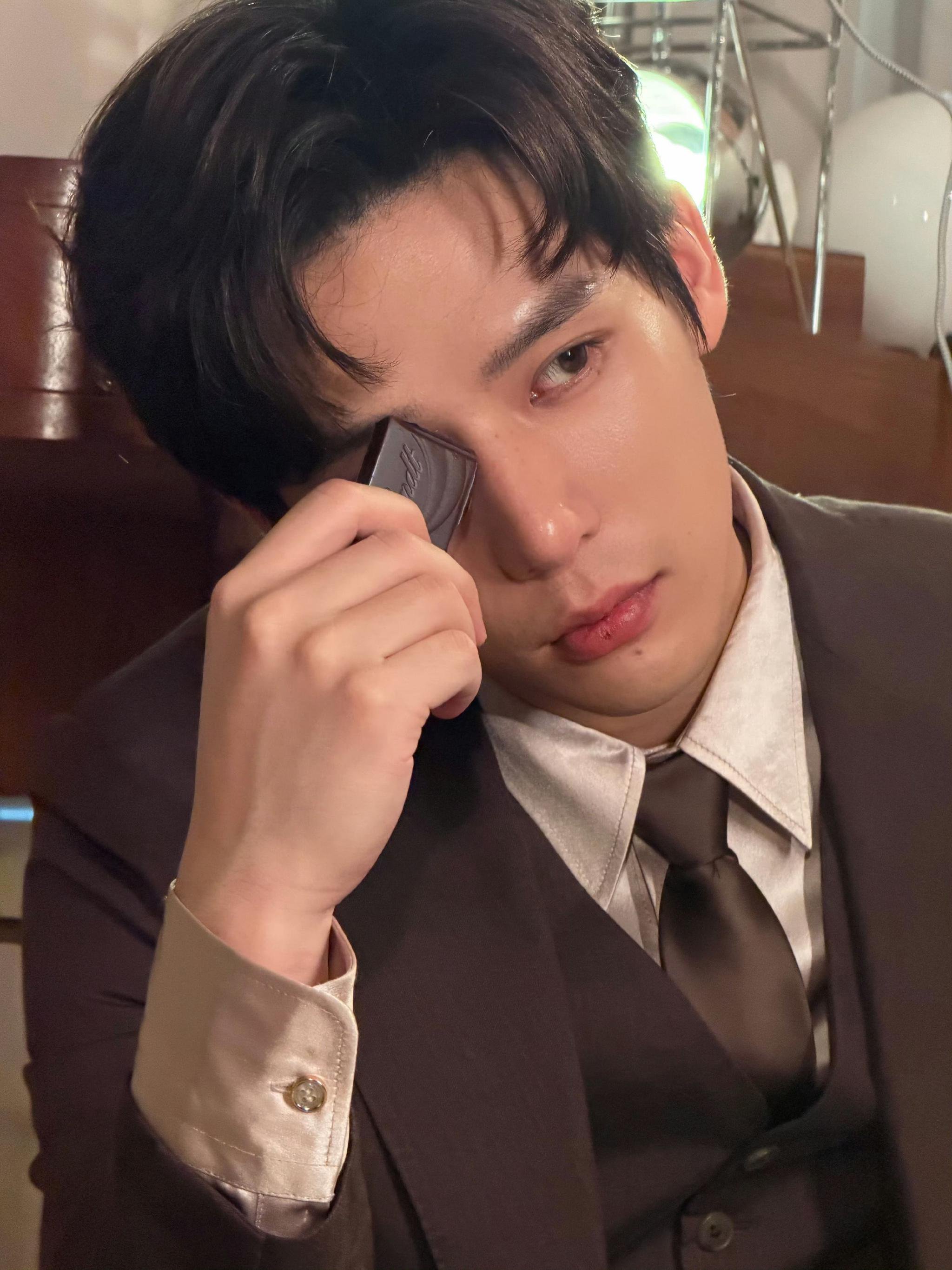 王安宇西装造型接电话氛围感十足