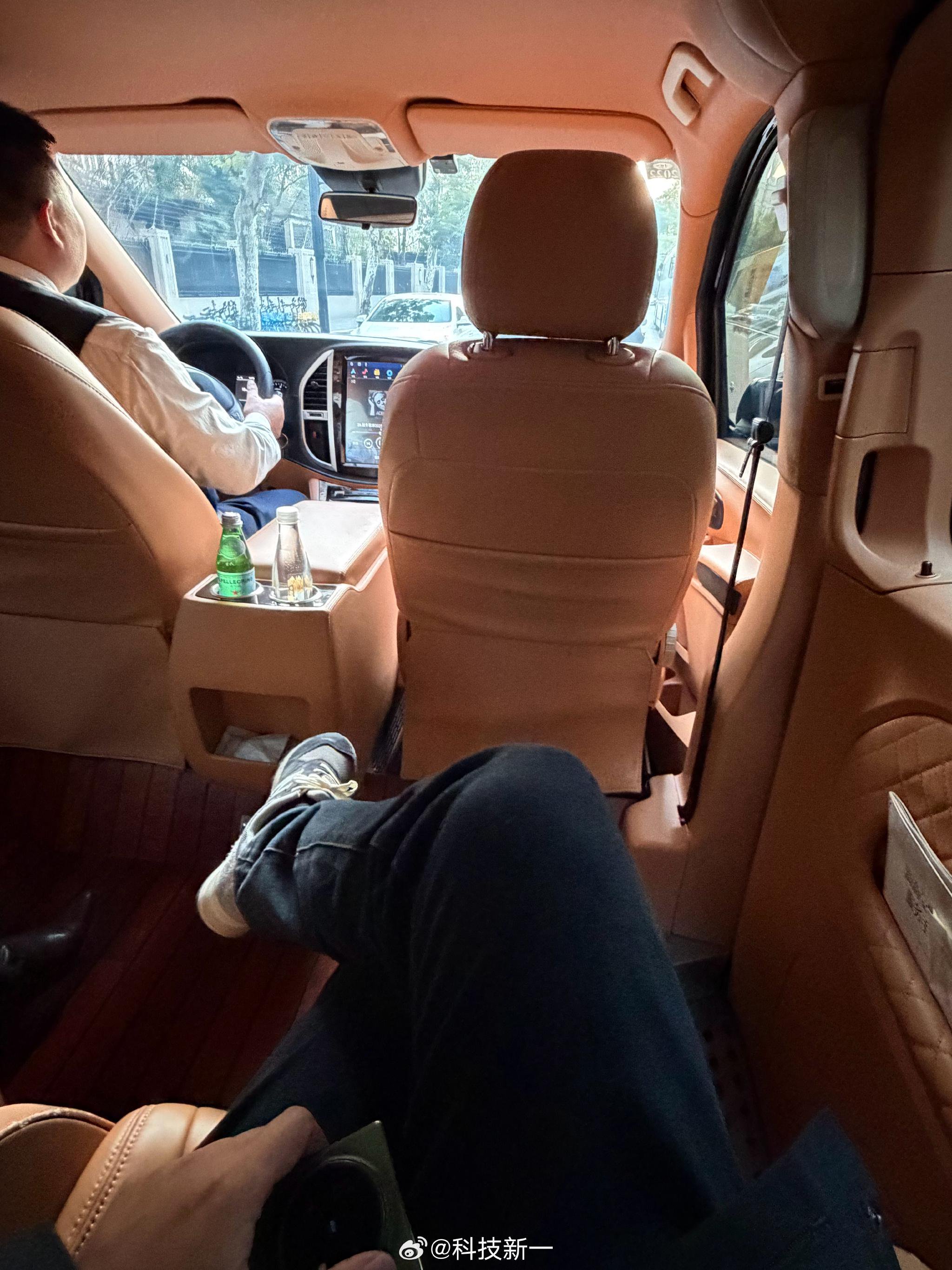 乘客体验奔驰威霆改装车，30万购车20万改装