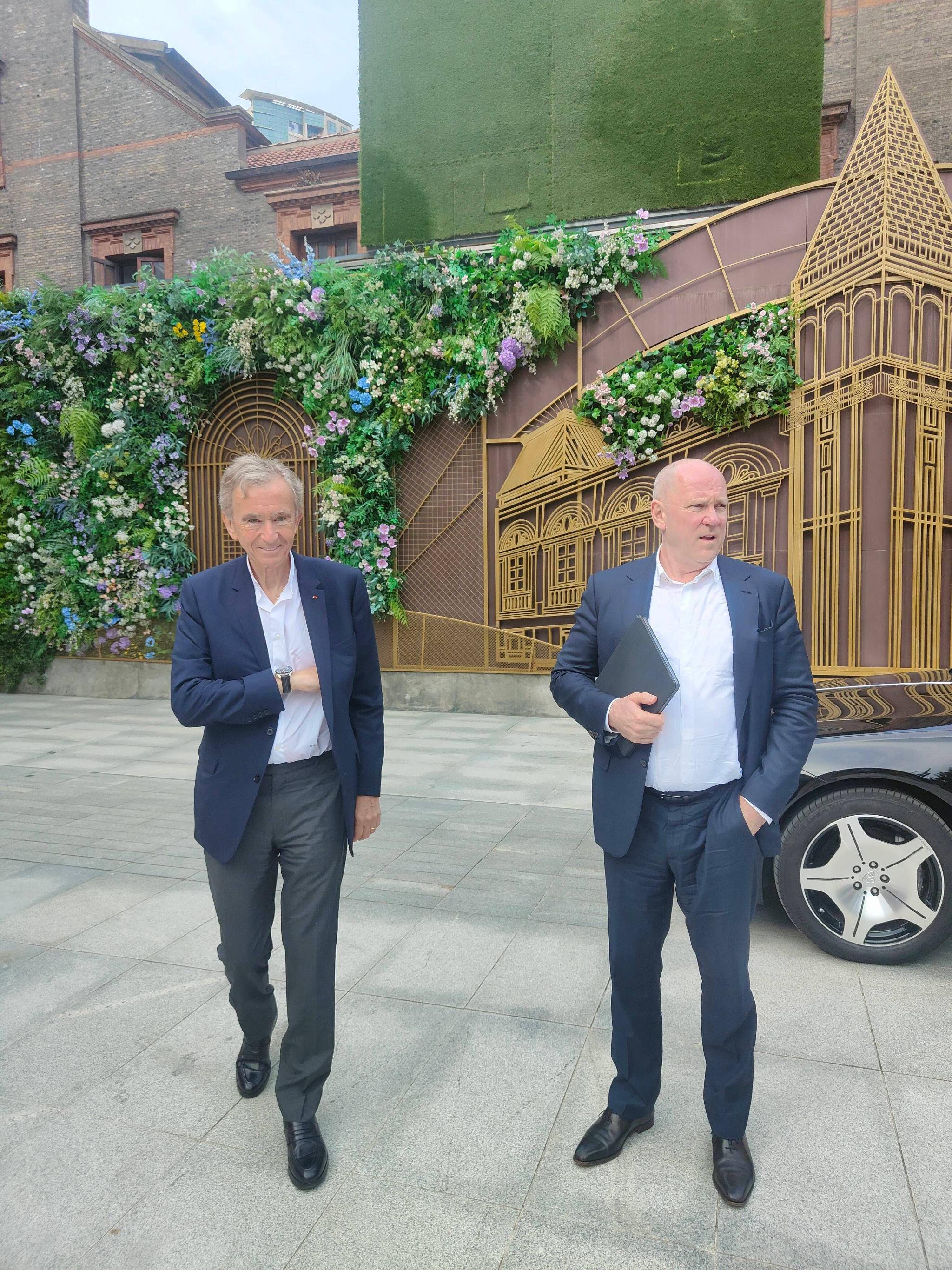 奔驰迈巴赫S级成商界巨擘移动厅堂，阿尔诺低调座驾诠释成功姿态