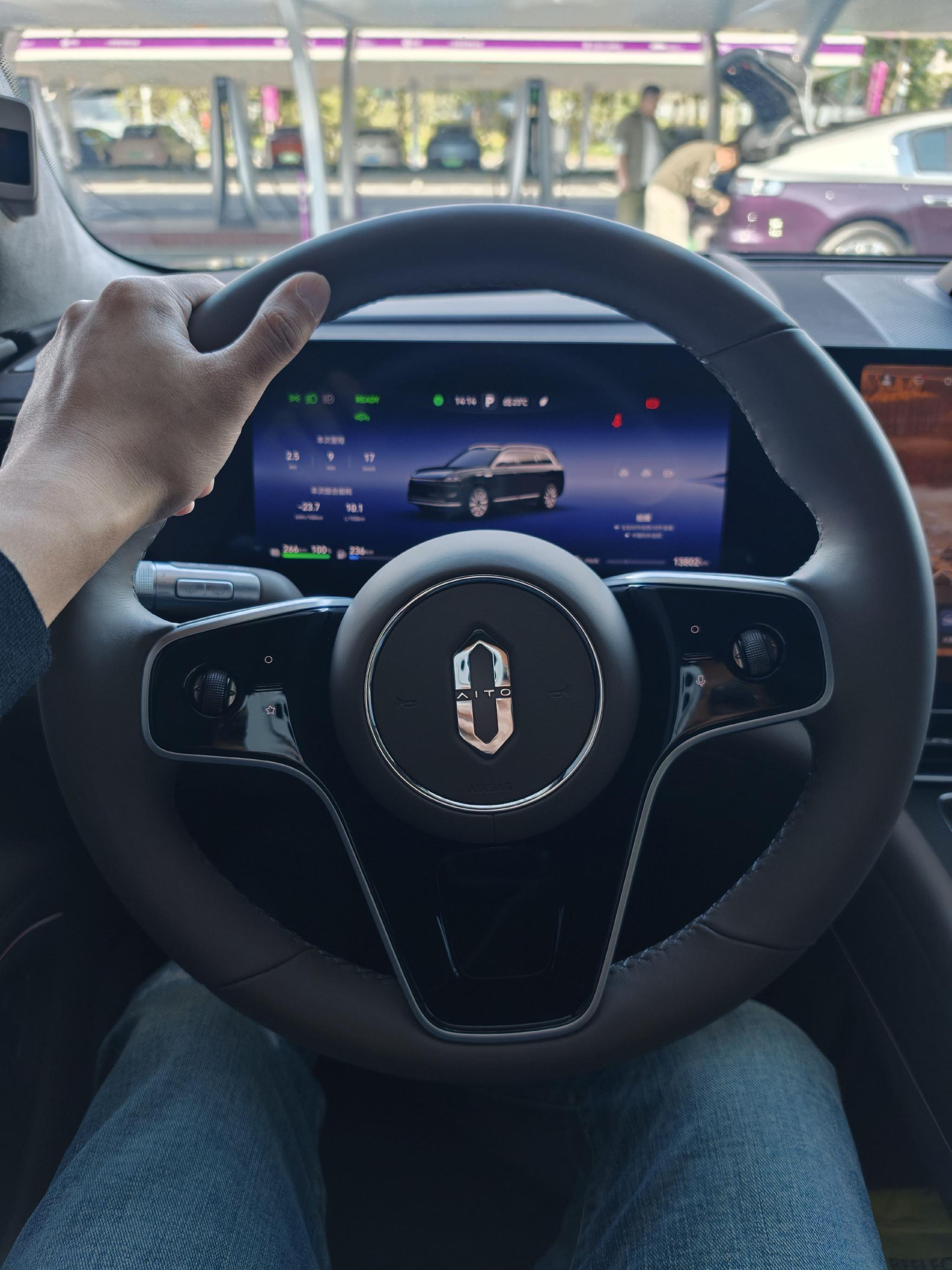 问界M9空间优势引关注，用户期待尊界SUV车型