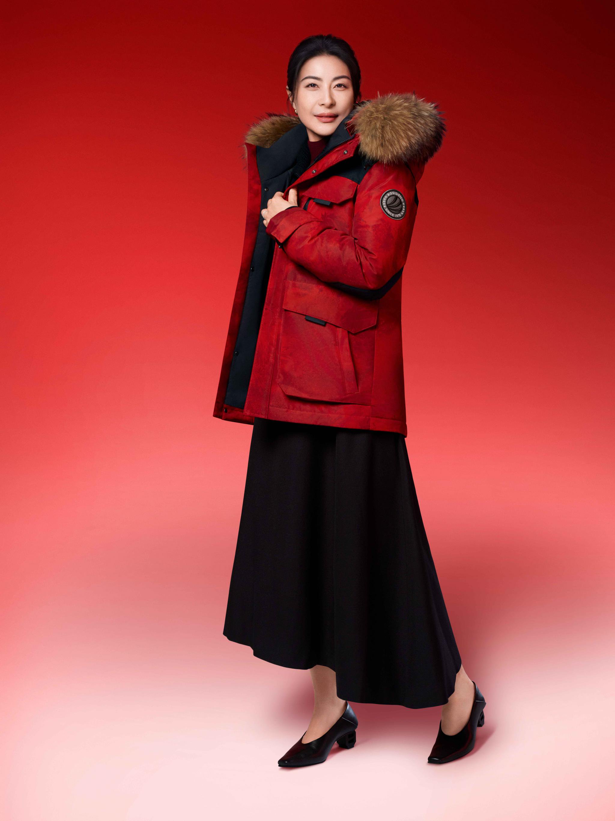 郭晶晶穿波司登联名款亮相，飞马逐日设计寓意追光逐梦