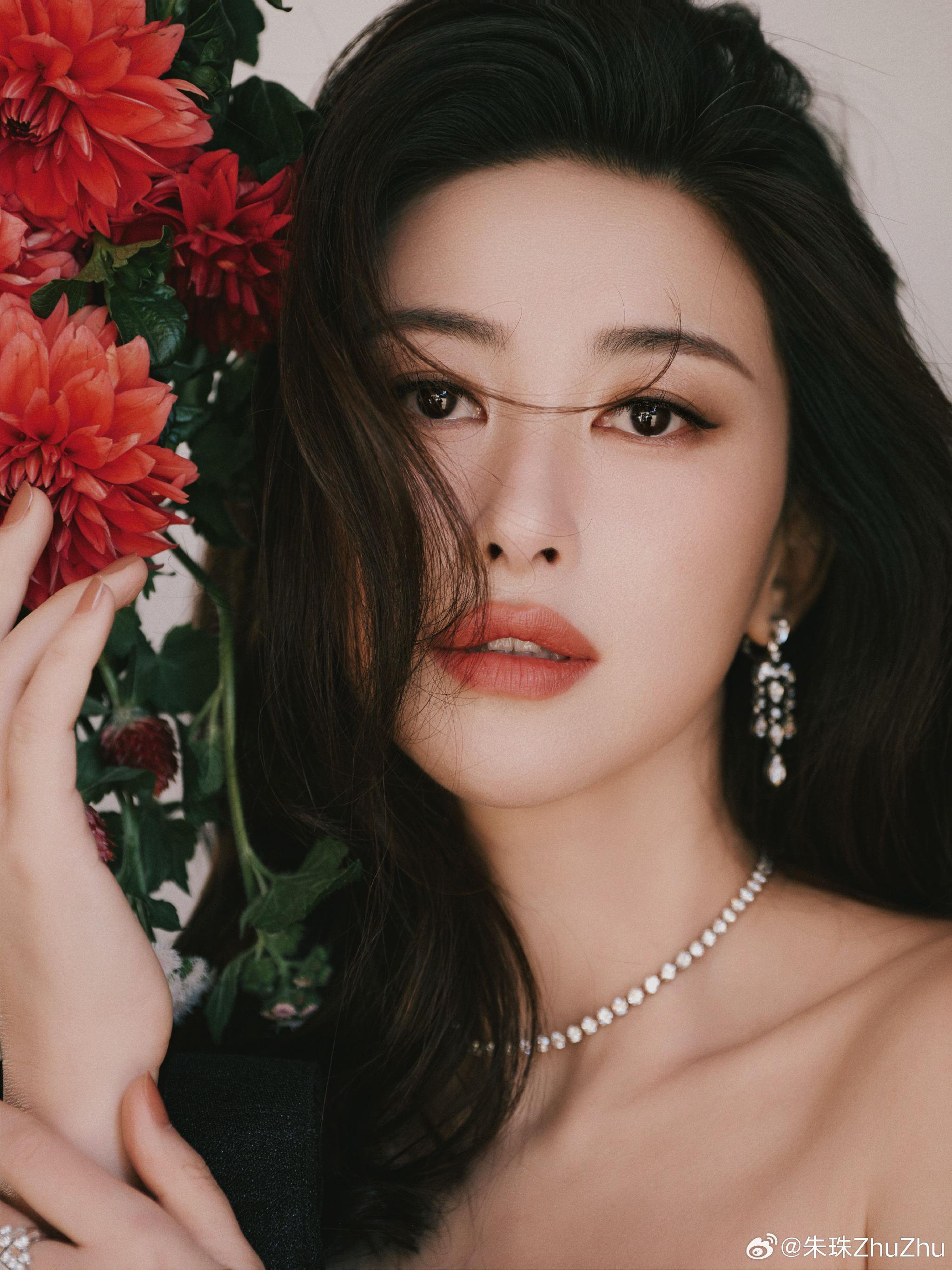 朱珠亮相展现风情万种魅力