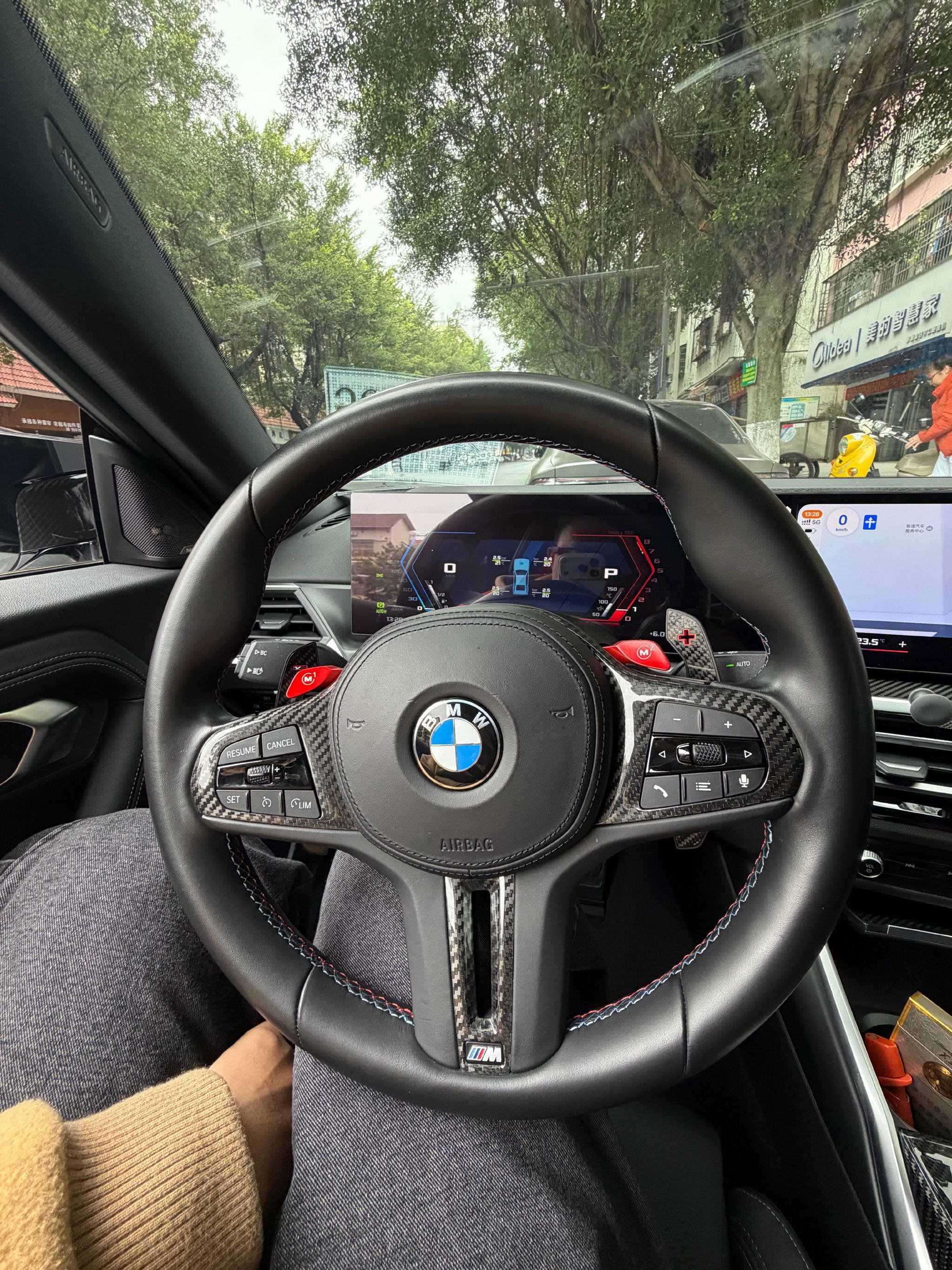 宝马2系后排空间实测，容纳两名1米7乘客无压力