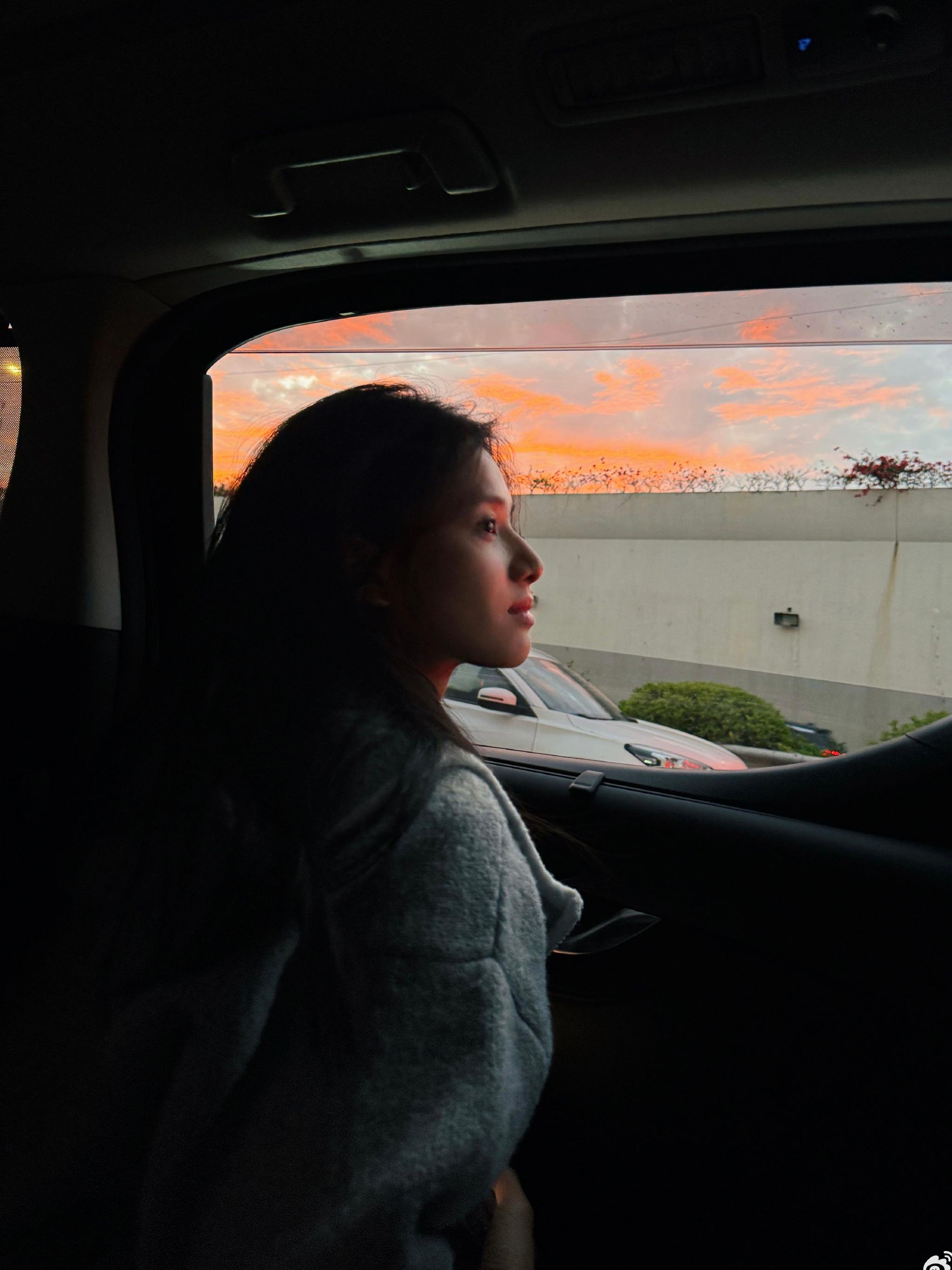 张婧仪亮相橘子早安趴造型获赞