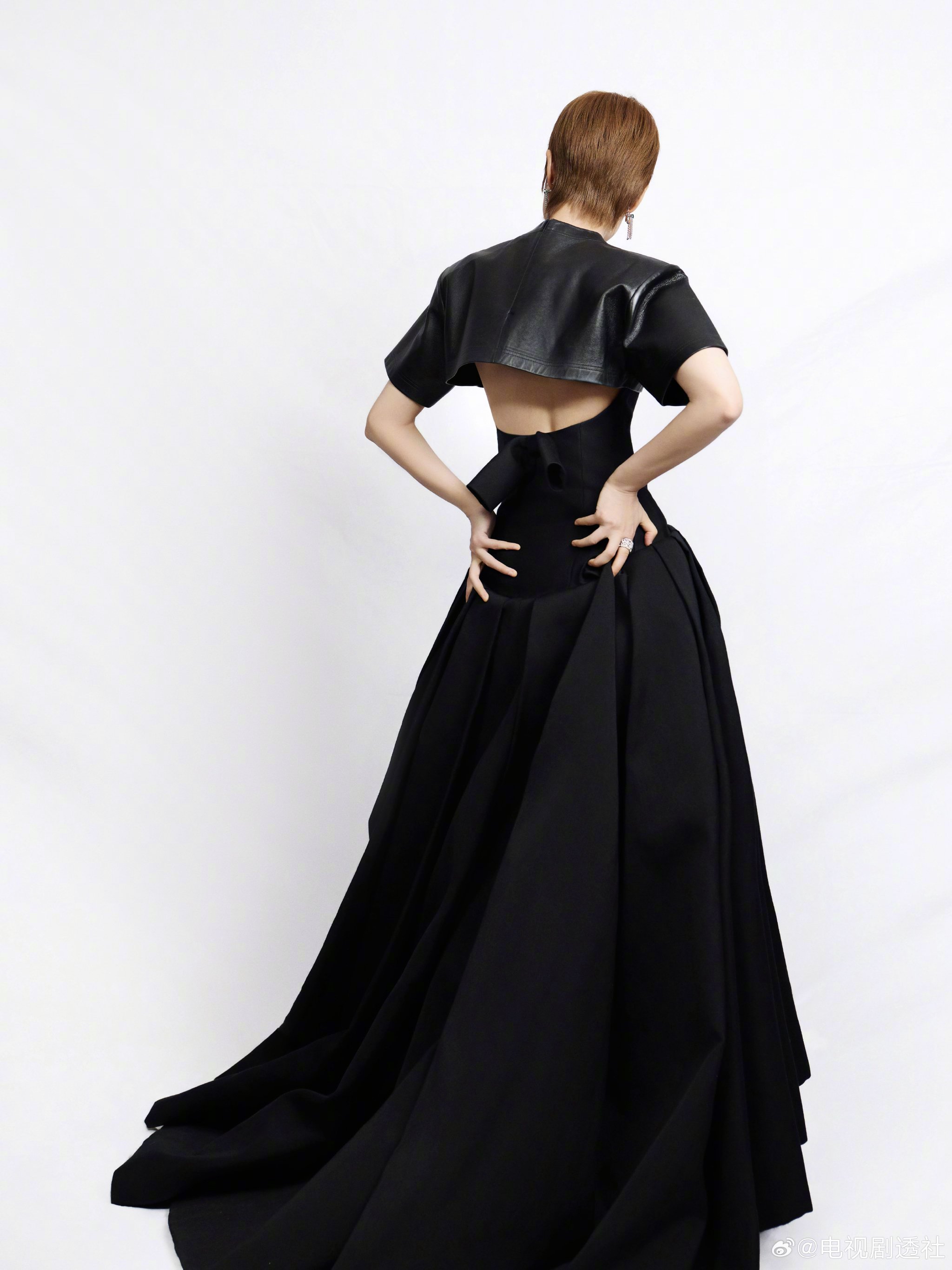 李宇春今晚微博之夜压轴献唱《冬泳》