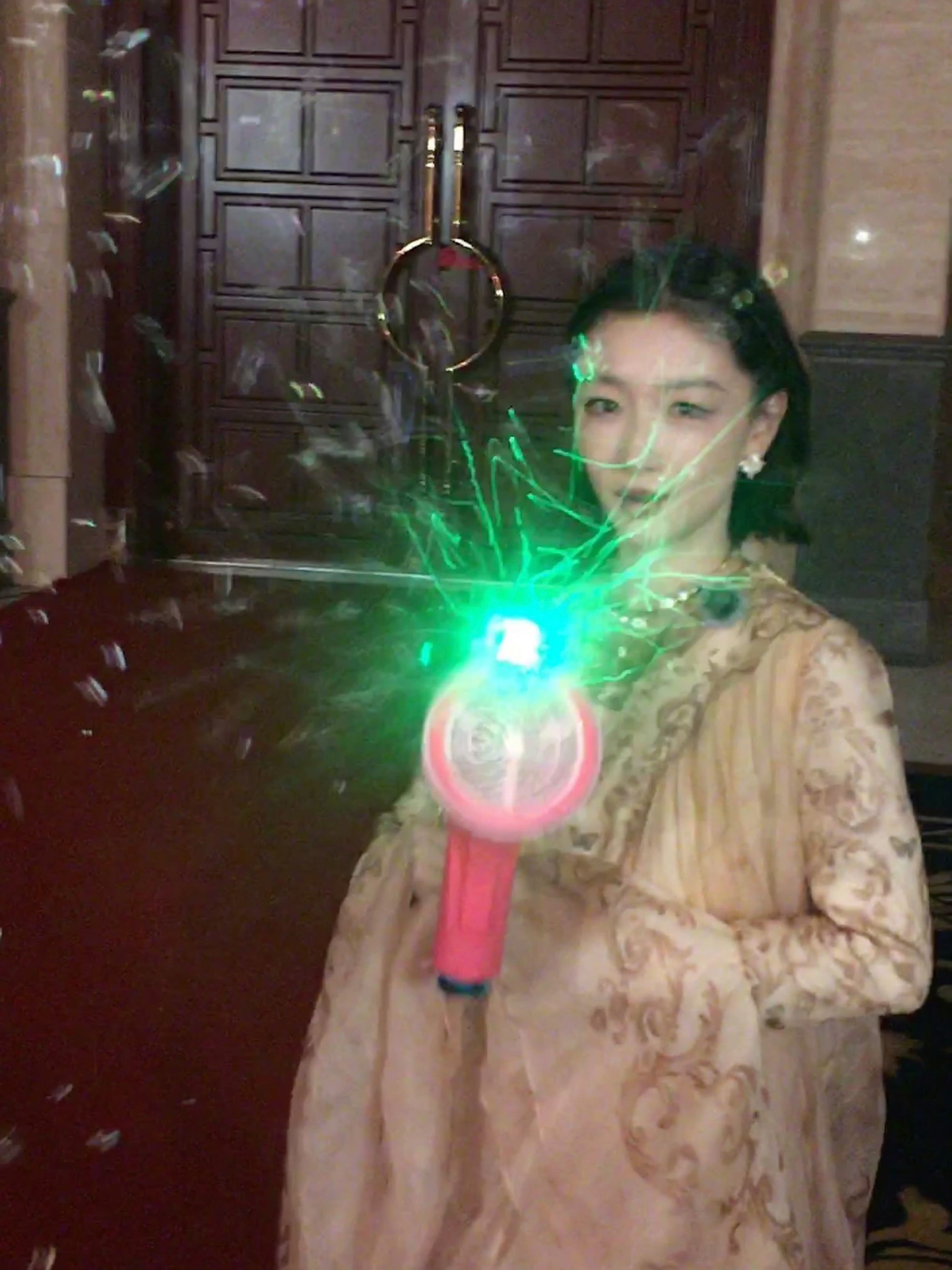 周冬雨回应眼睛变大，称因两小时贴假睫毛化妆