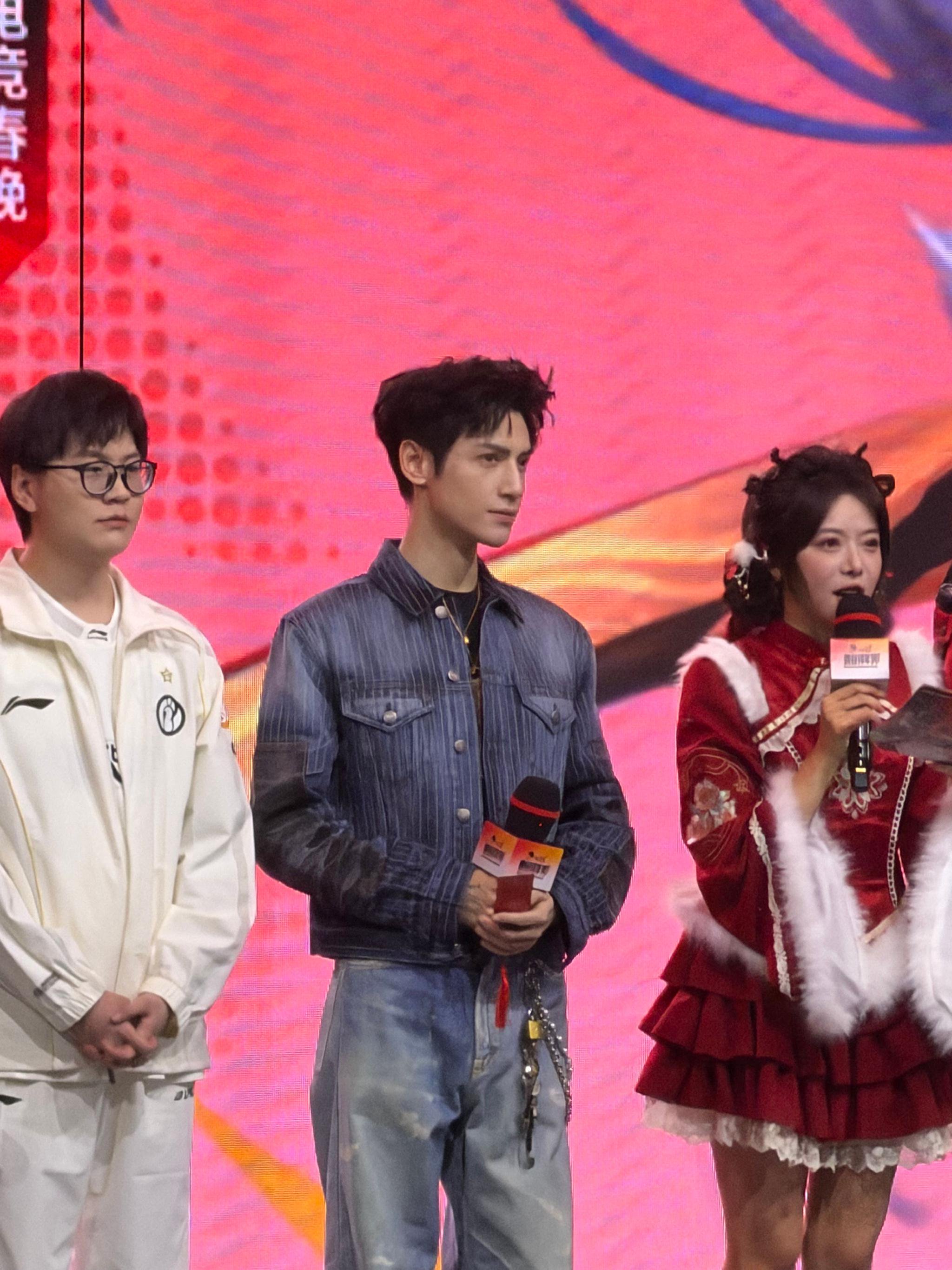 罗云熙亮相2026LPL电竞春晚状态极佳