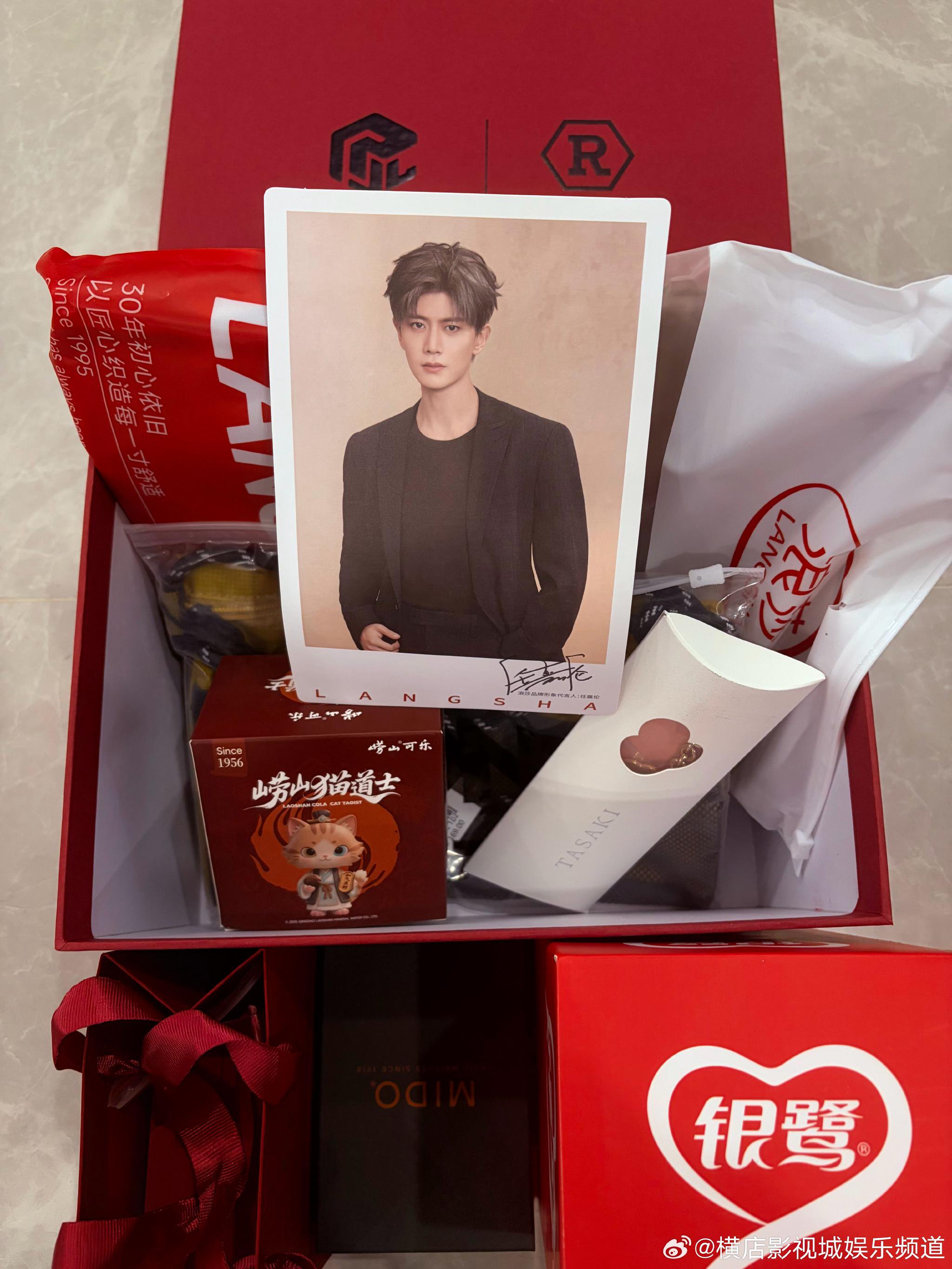 任嘉伦现身横店影视城引粉丝关注