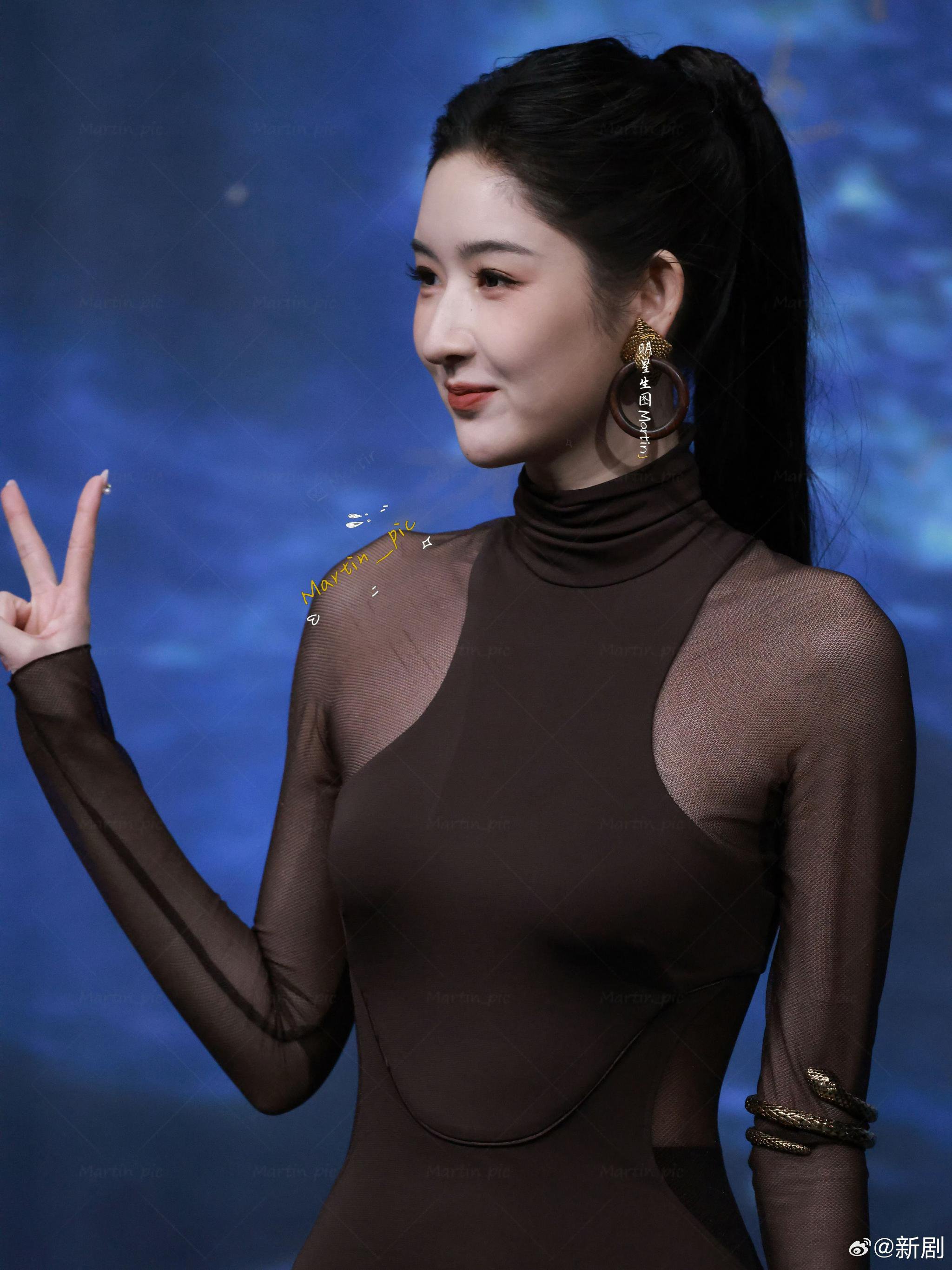 王玉雯春晚彩排穿粉色缎面长裙气质清丽