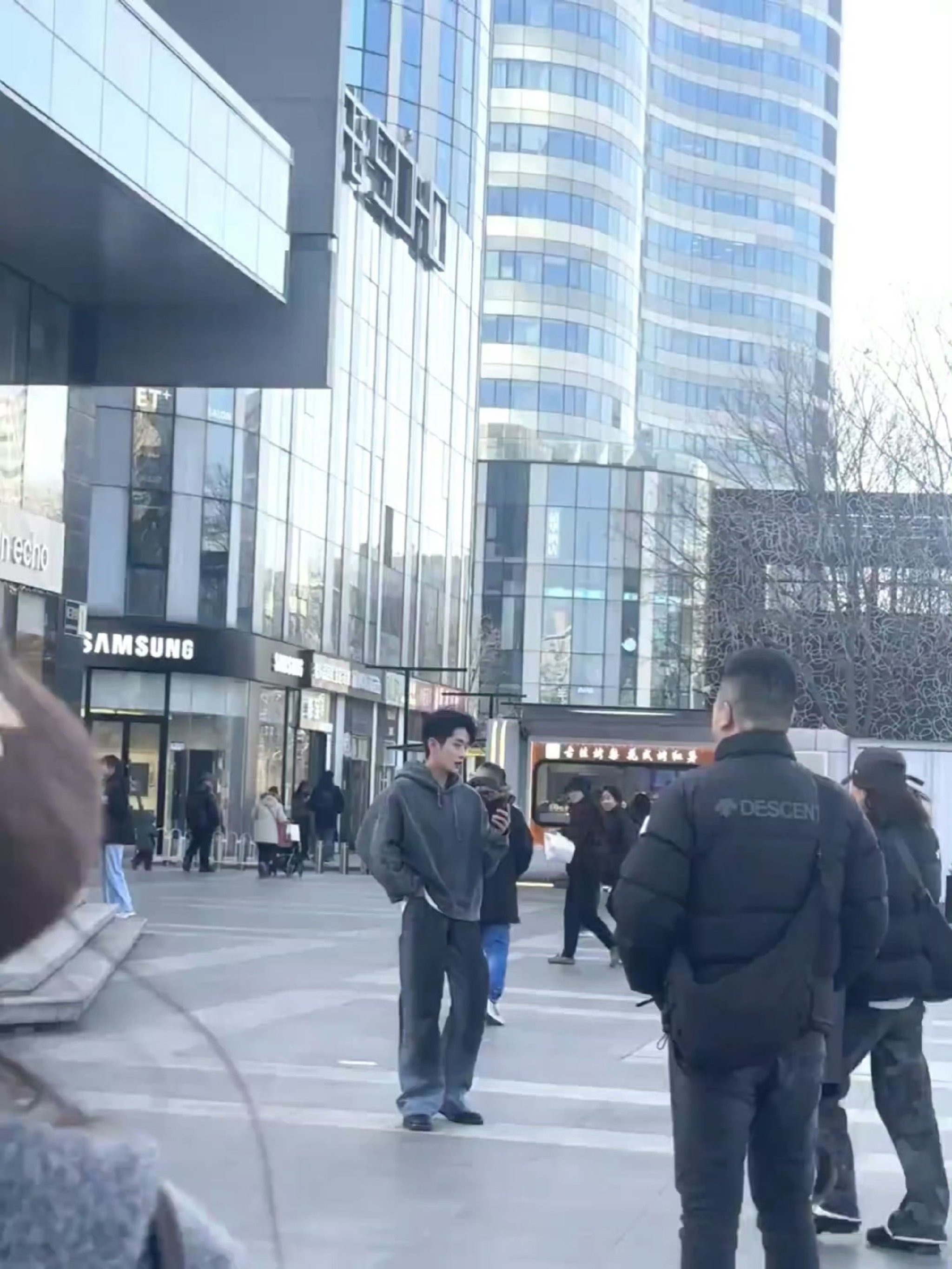 三里屯街头偶遇演员丞磊