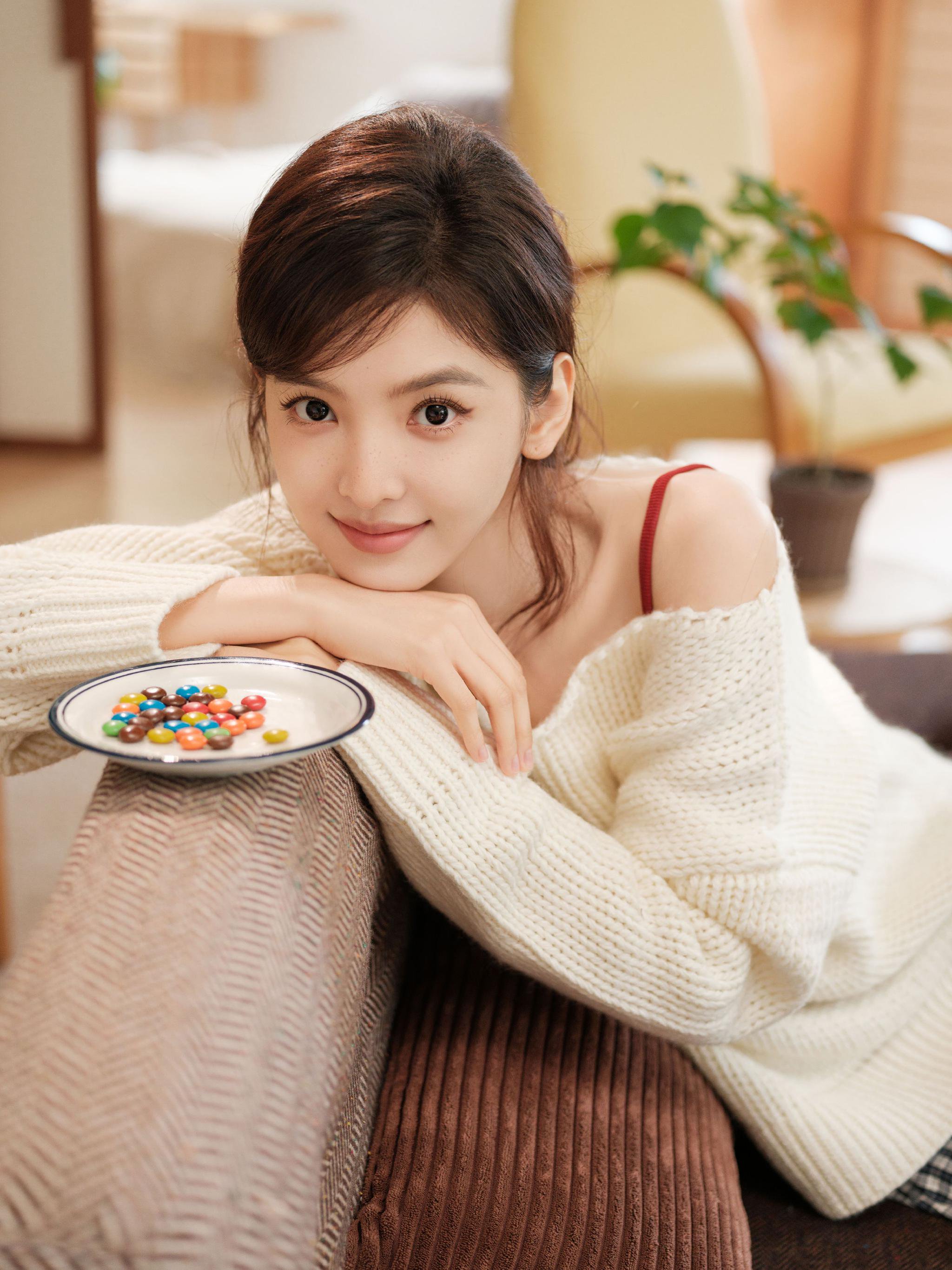 章若楠慵懒毛衣甜系编发造型可爱吸睛