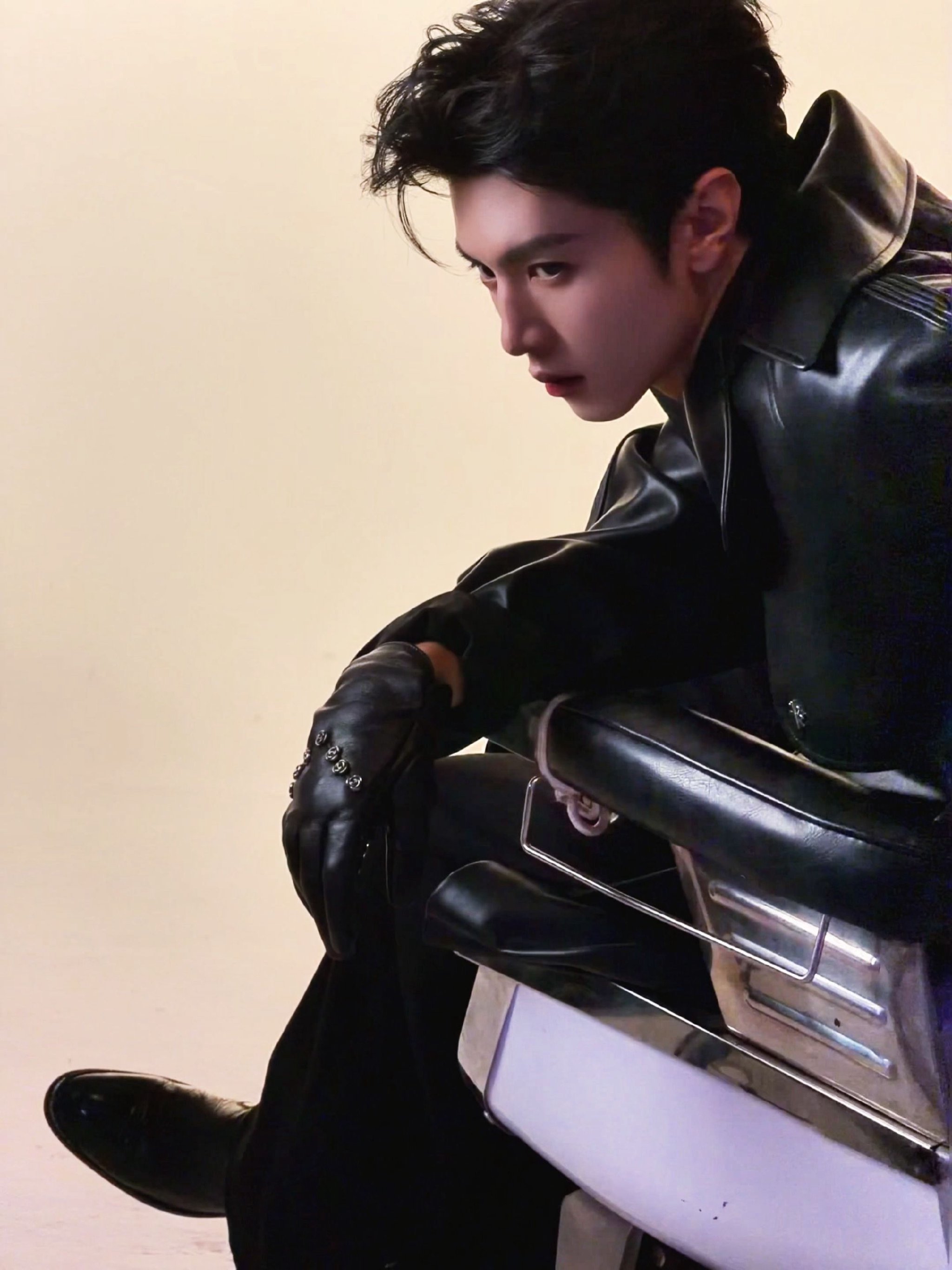 陈哲远皮衣皮手套背头造型亮相湖南卫视小年夜春晚