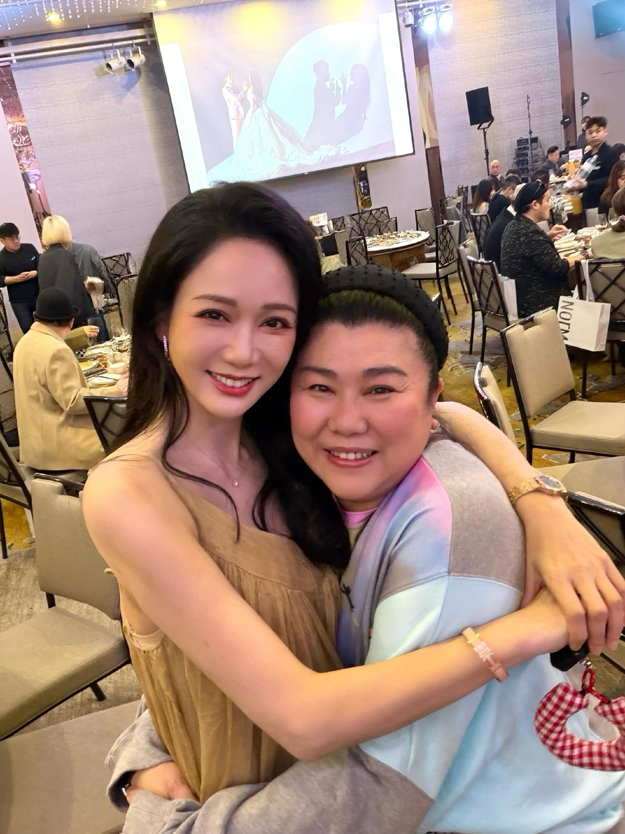 陈乔恩林美秀母女相拥