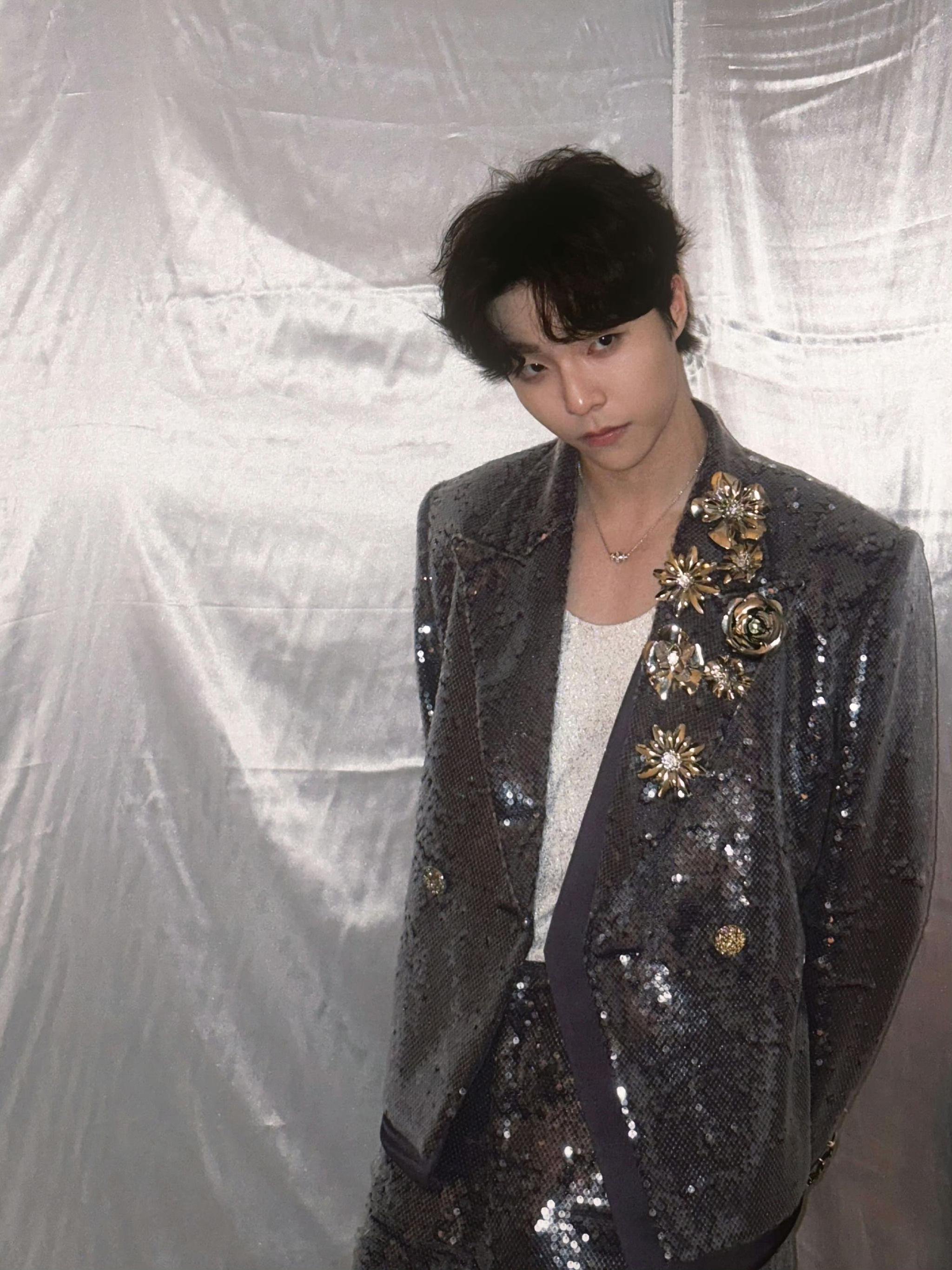 陈立农黑衣骑士造型亮相深圳卫视春晚