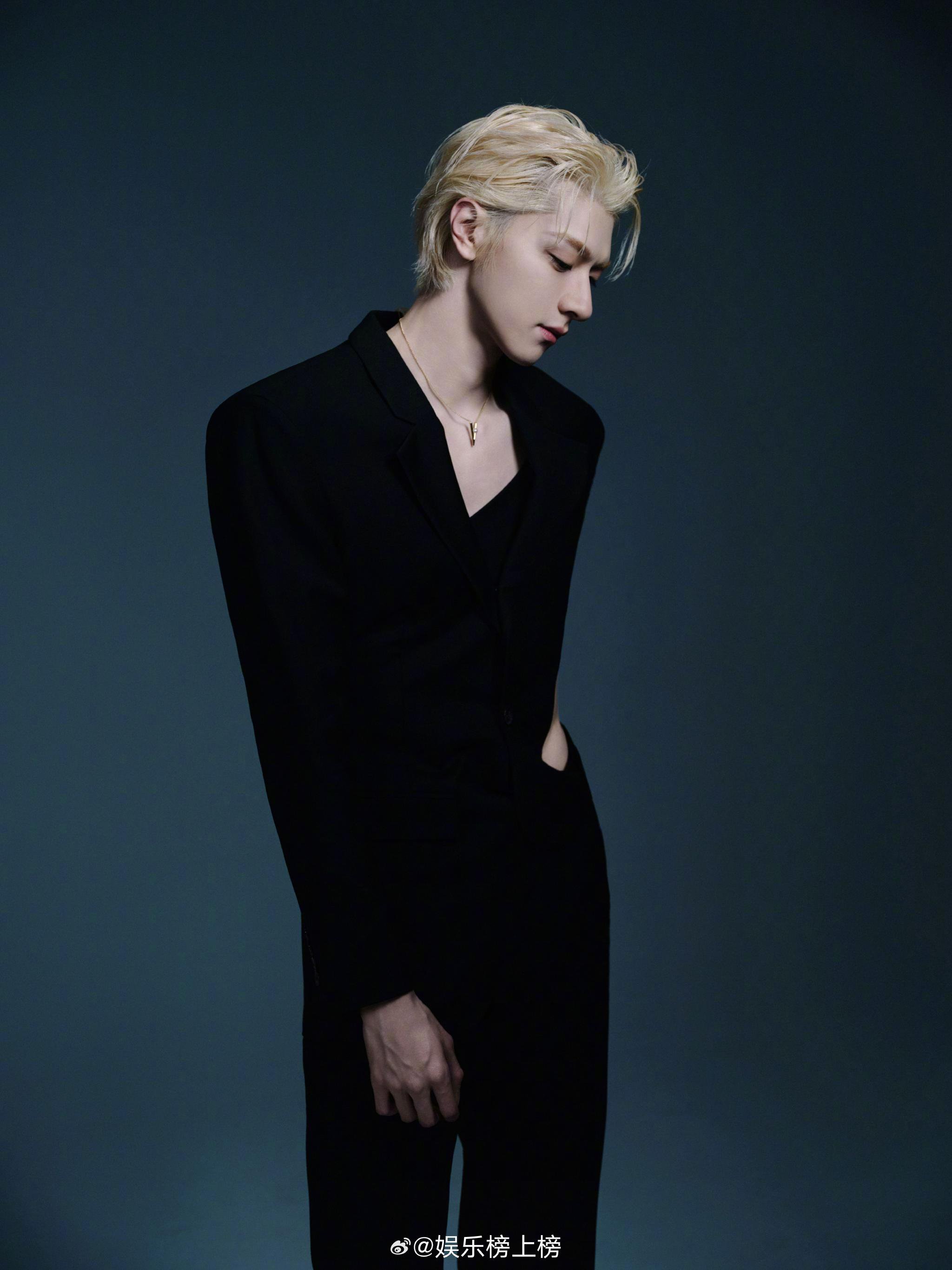 林一金发黑西装造型曝光