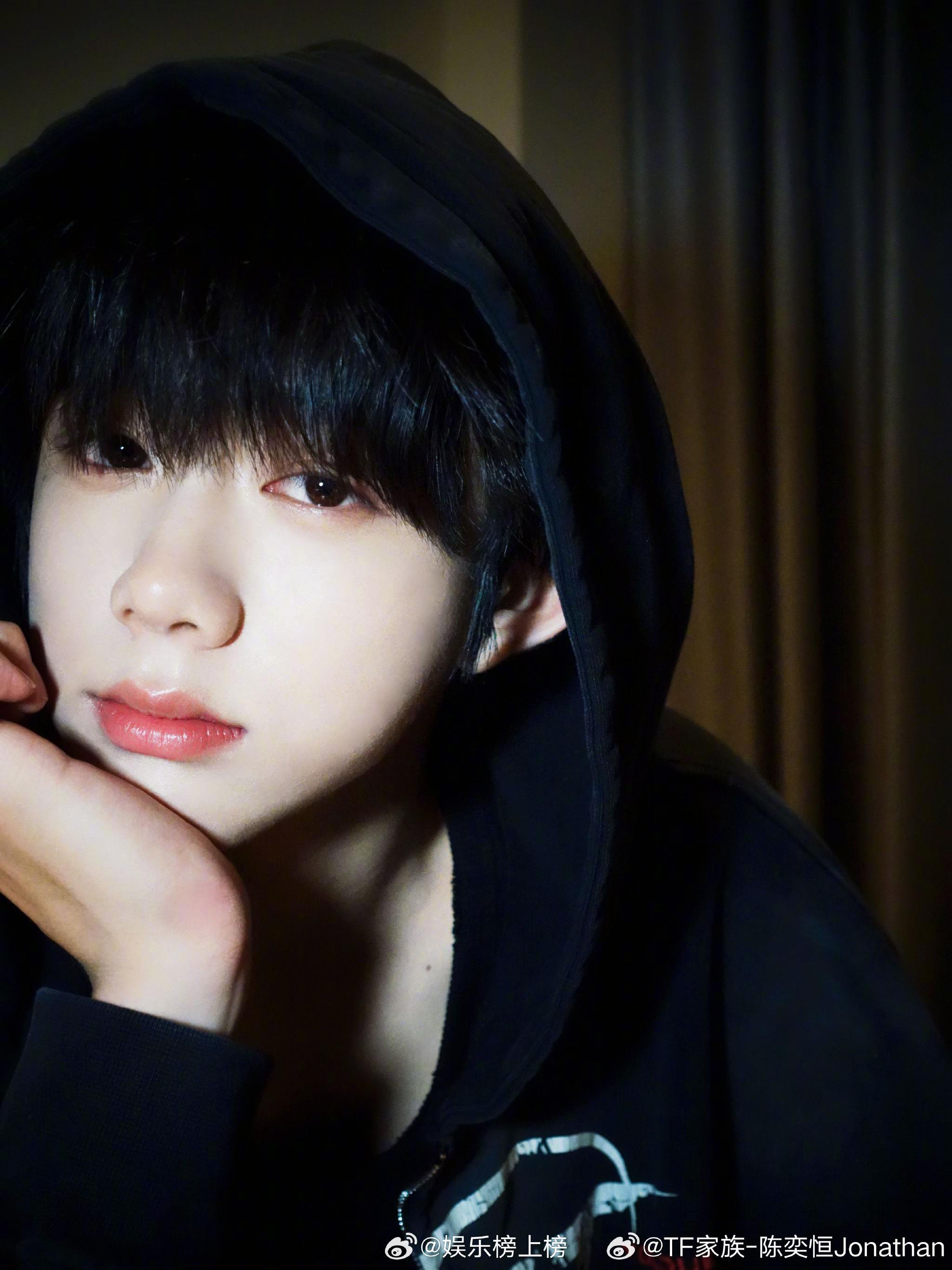 陈奕恒发布营业照，锁骨痣引粉丝关注