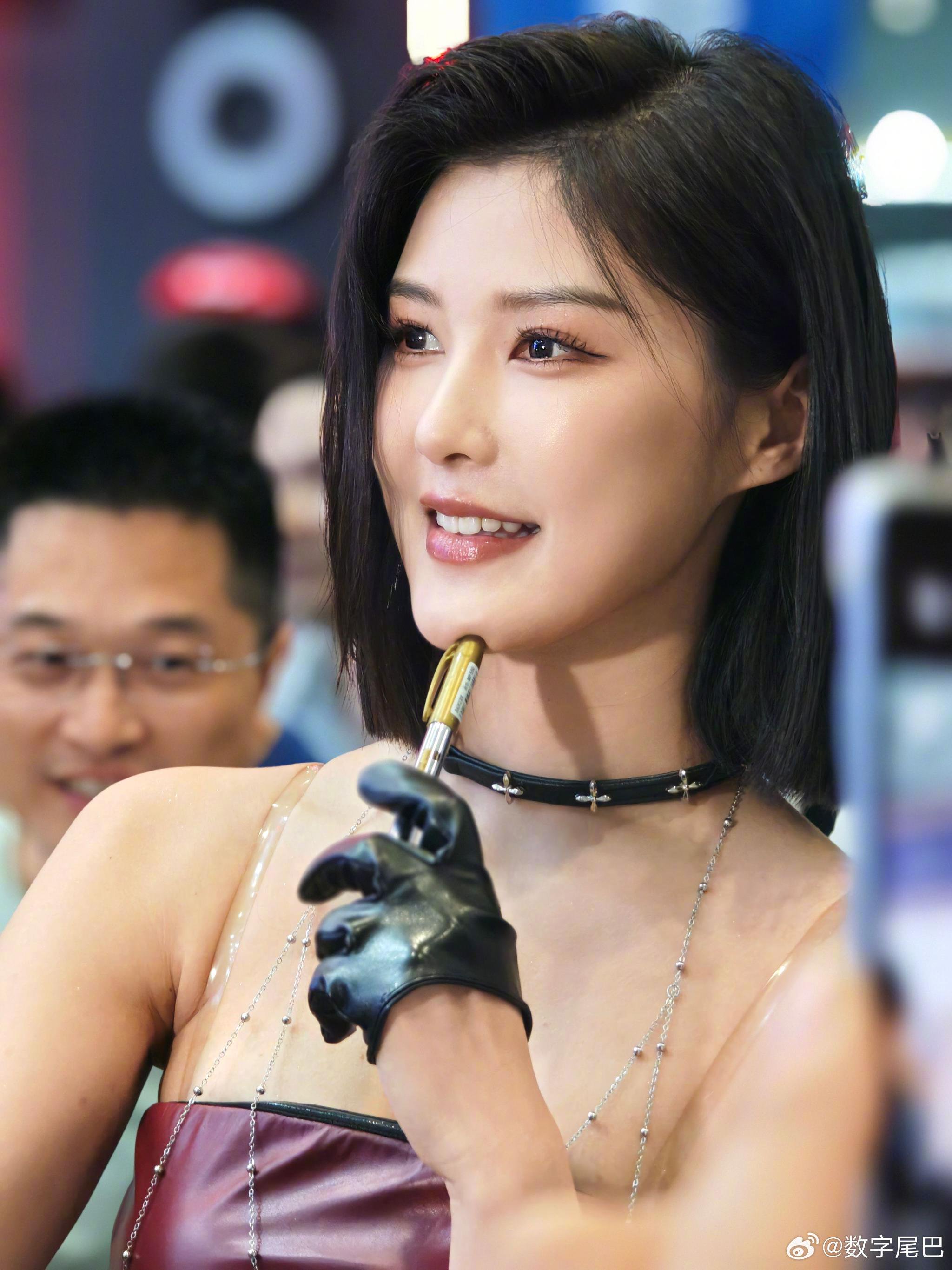 2026深圳改装车展车模第三弹亮相，小米17Pro Max人像模式拍摄