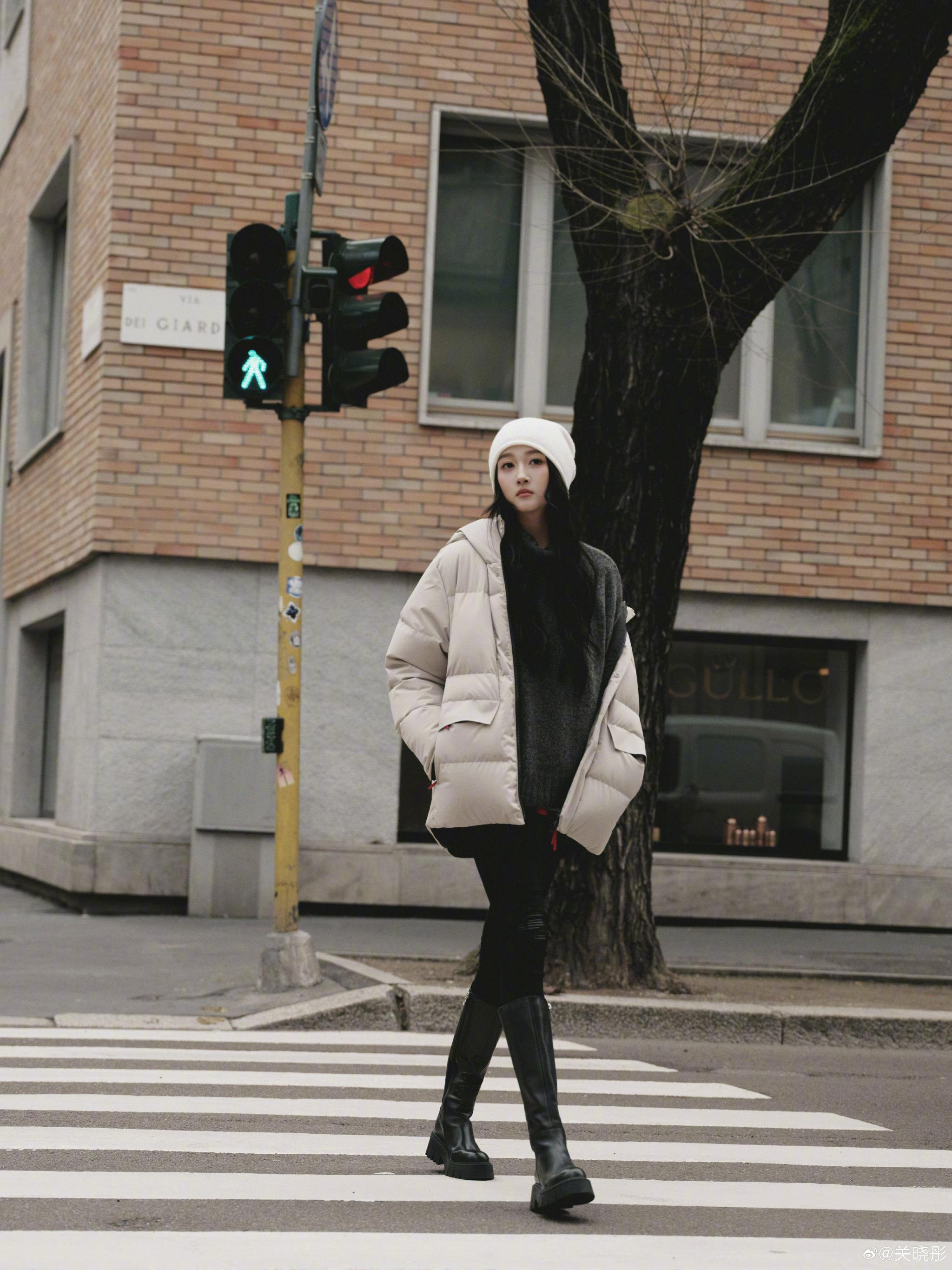 关晓彤现身春天里休闲散步