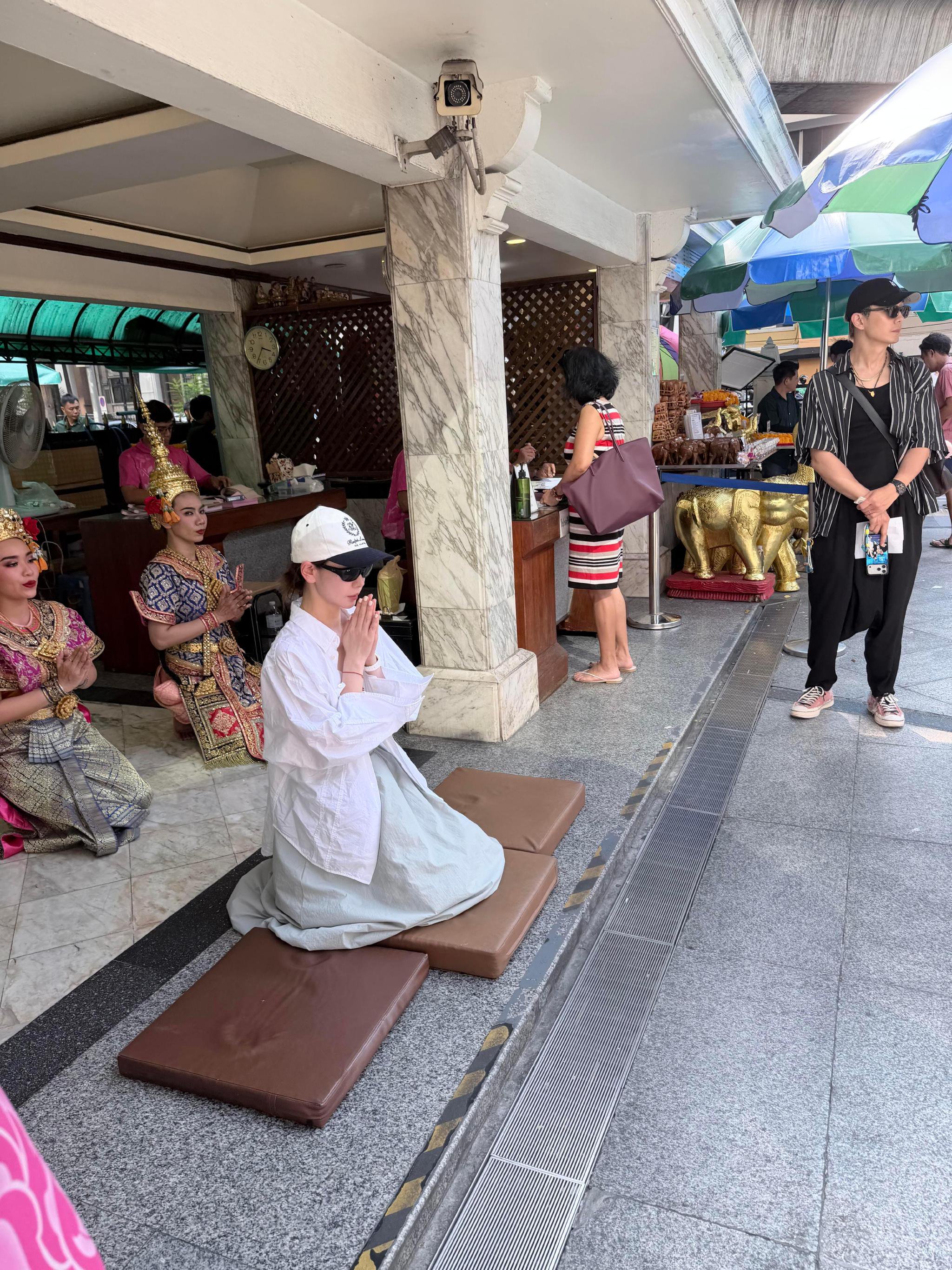 网友偶遇戚薇李承铉泰国四面佛还愿