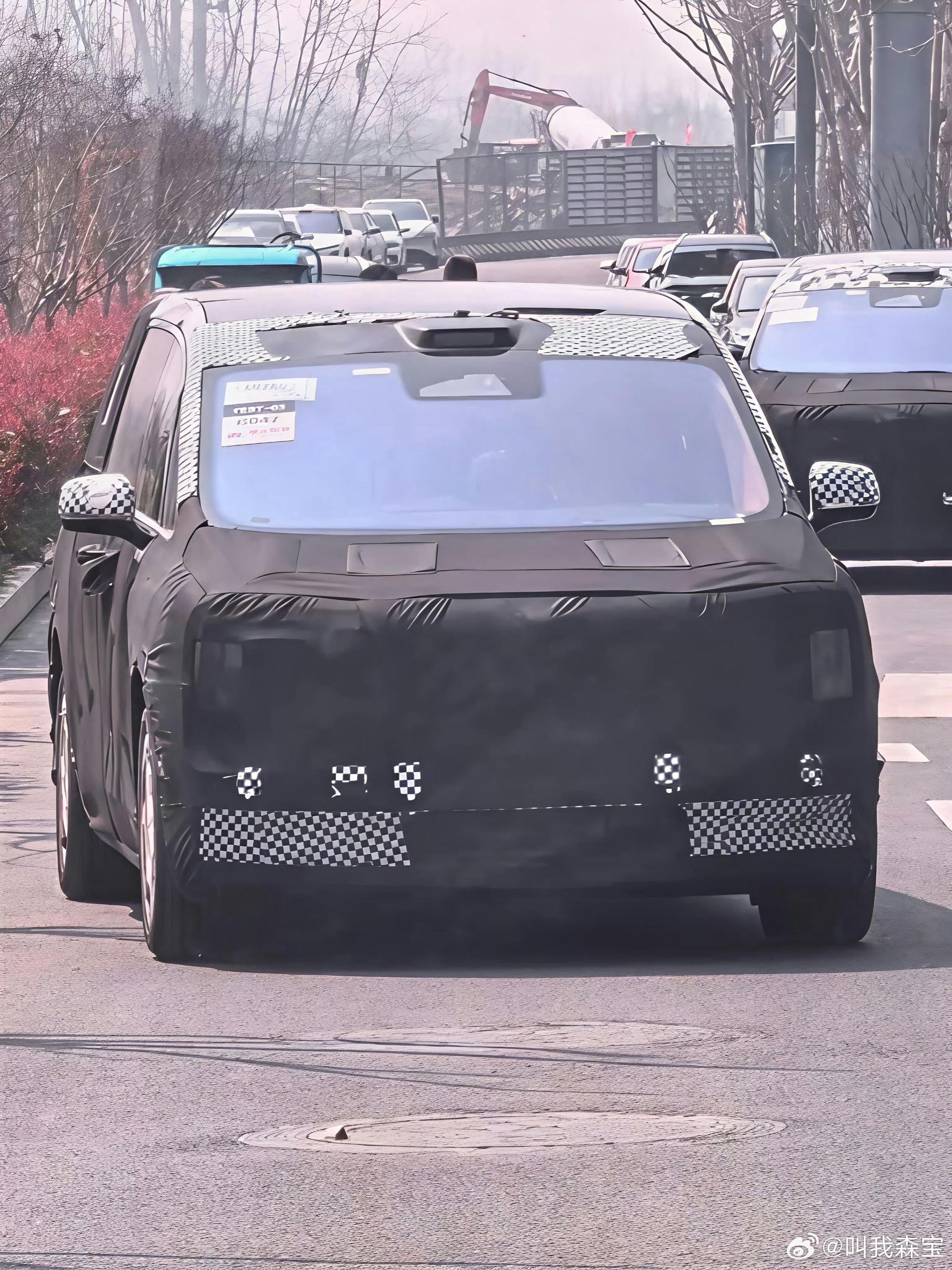 网友偶遇尊界MPV伪装车，前脸酷似S800