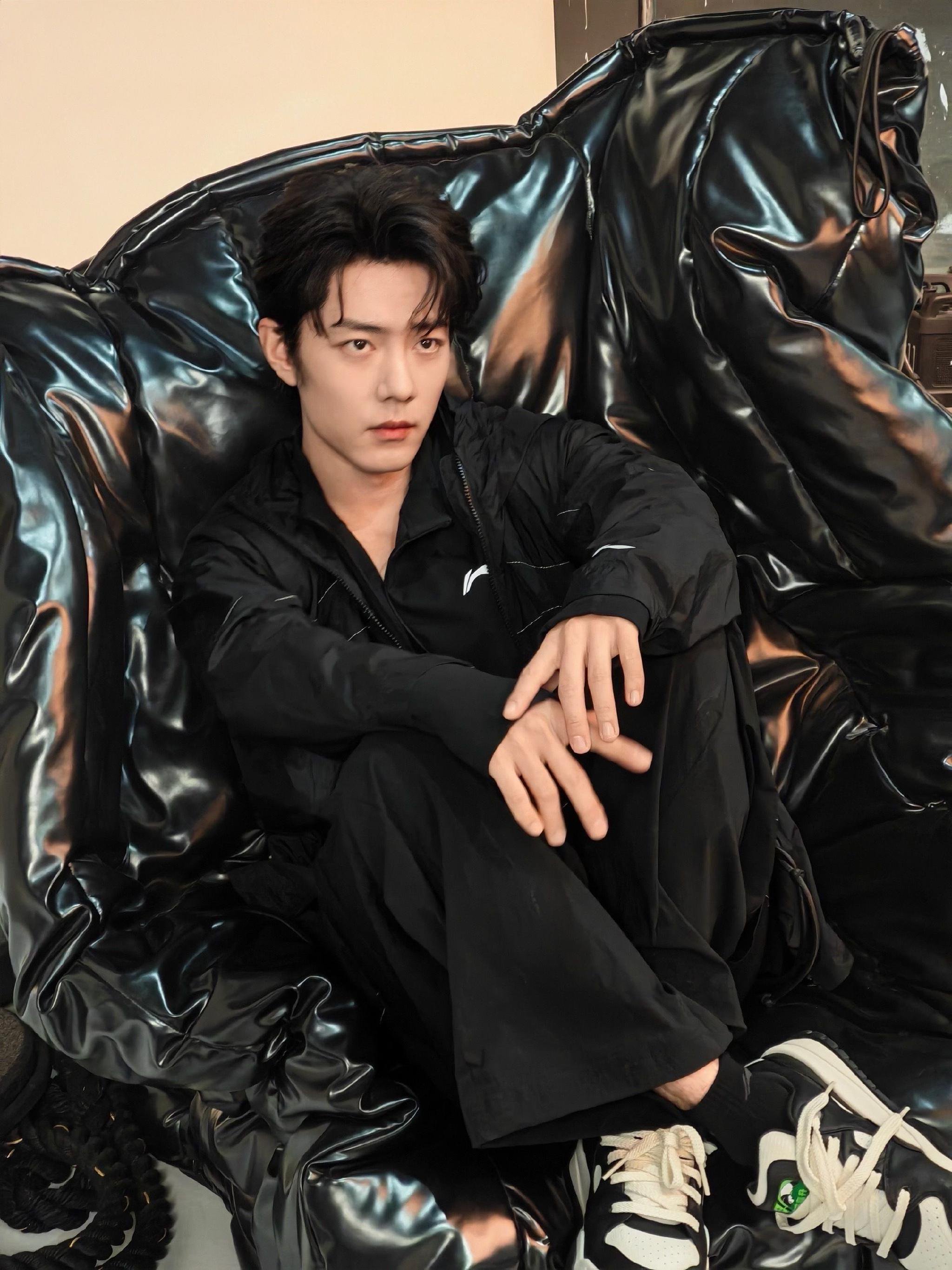 肖战全黑运动套装亮相，慵懒随性展画报级帅气