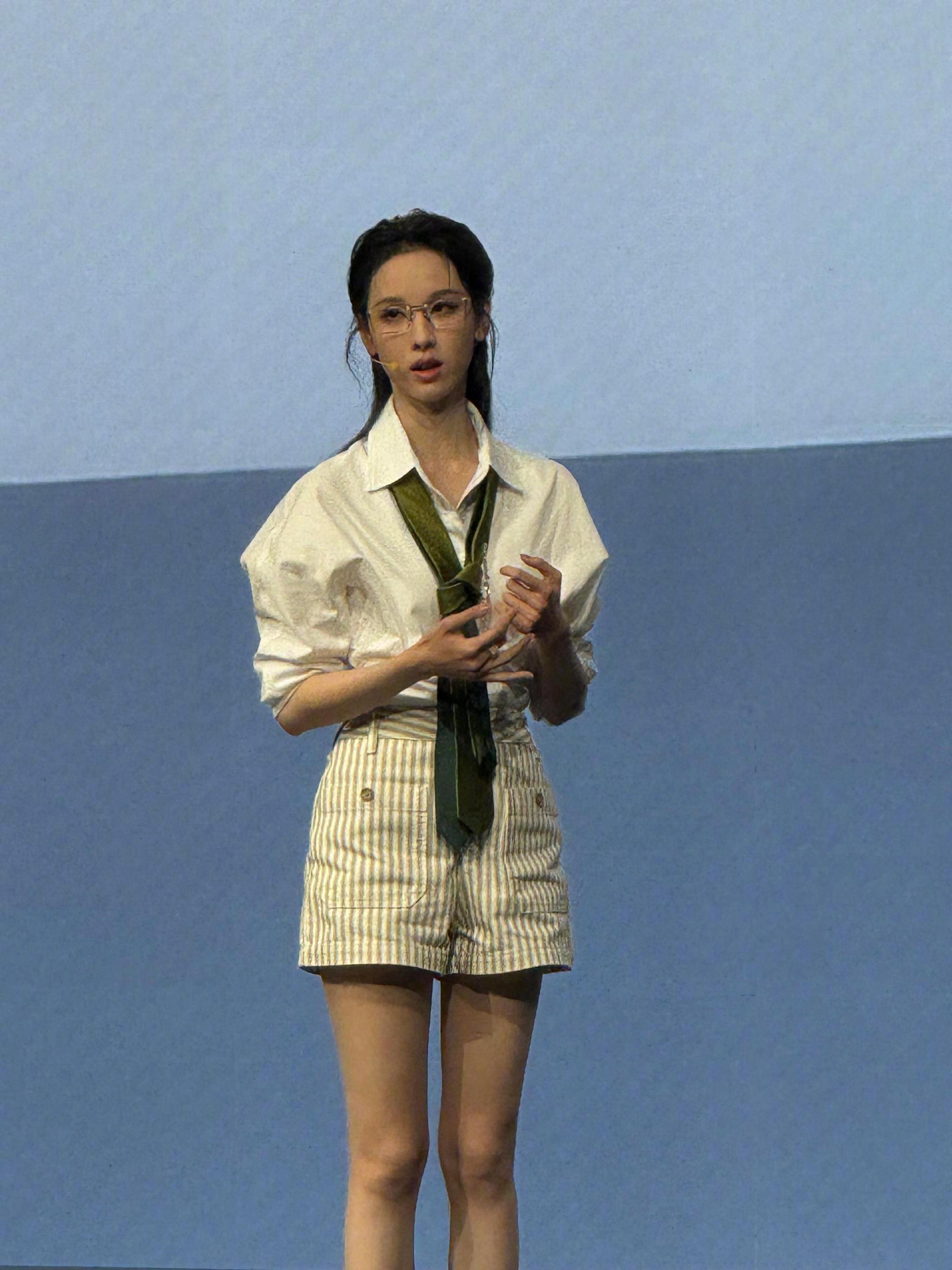 陈都灵戴眼镜造型获赞天才设计