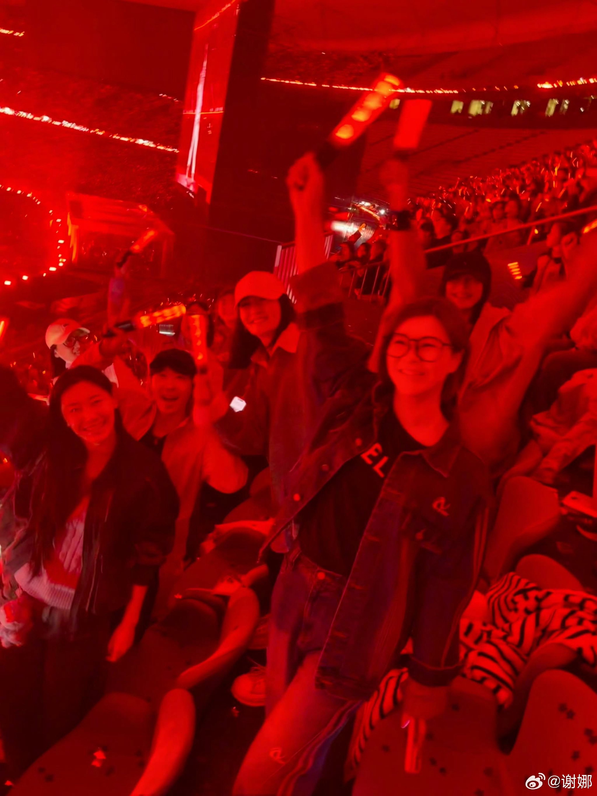 谢娜携奥运健儿孙一文金博洋管晨辰唐茜靖同观张杰演唱会