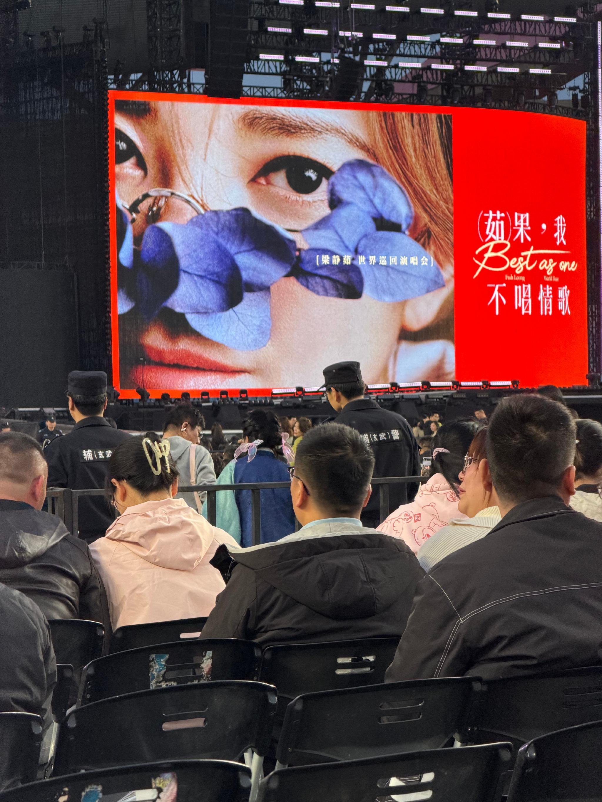 梁静茹现身与歌迷互动，青春回忆引共鸣