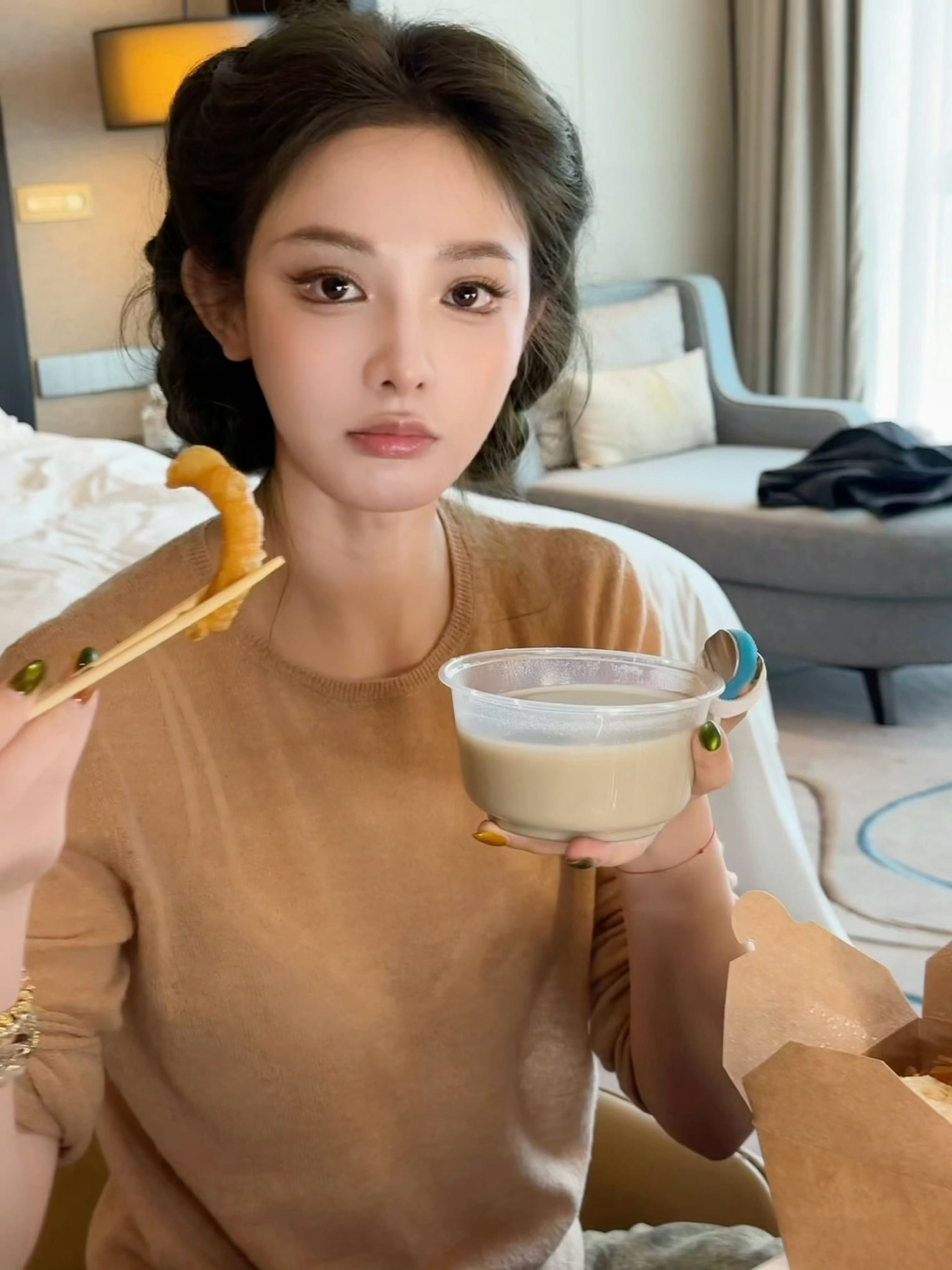 彭小苒北影节红毯前喝豆汁配焦圈儿