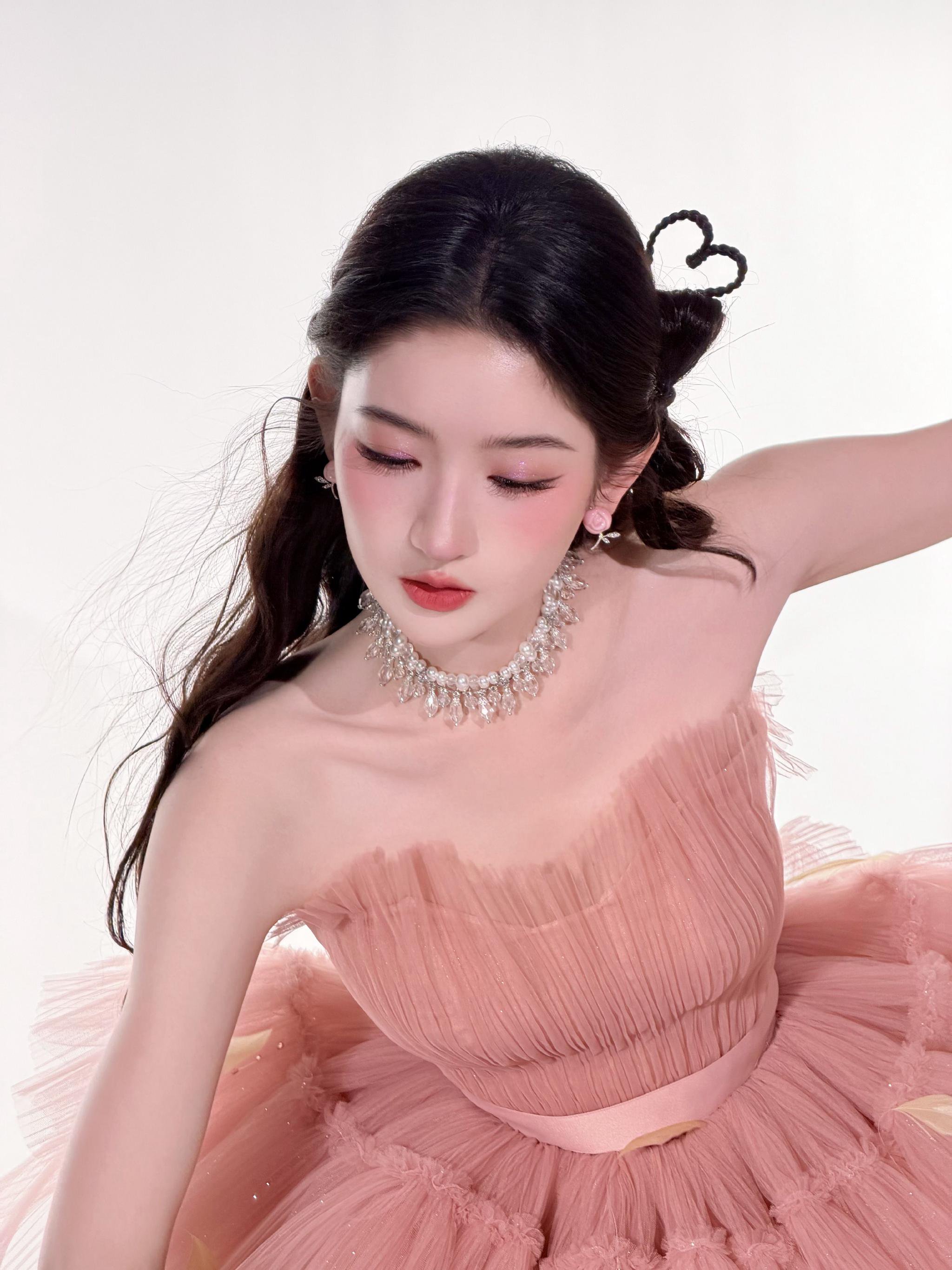 王玉雯粉纱舞姿演绎少女心事