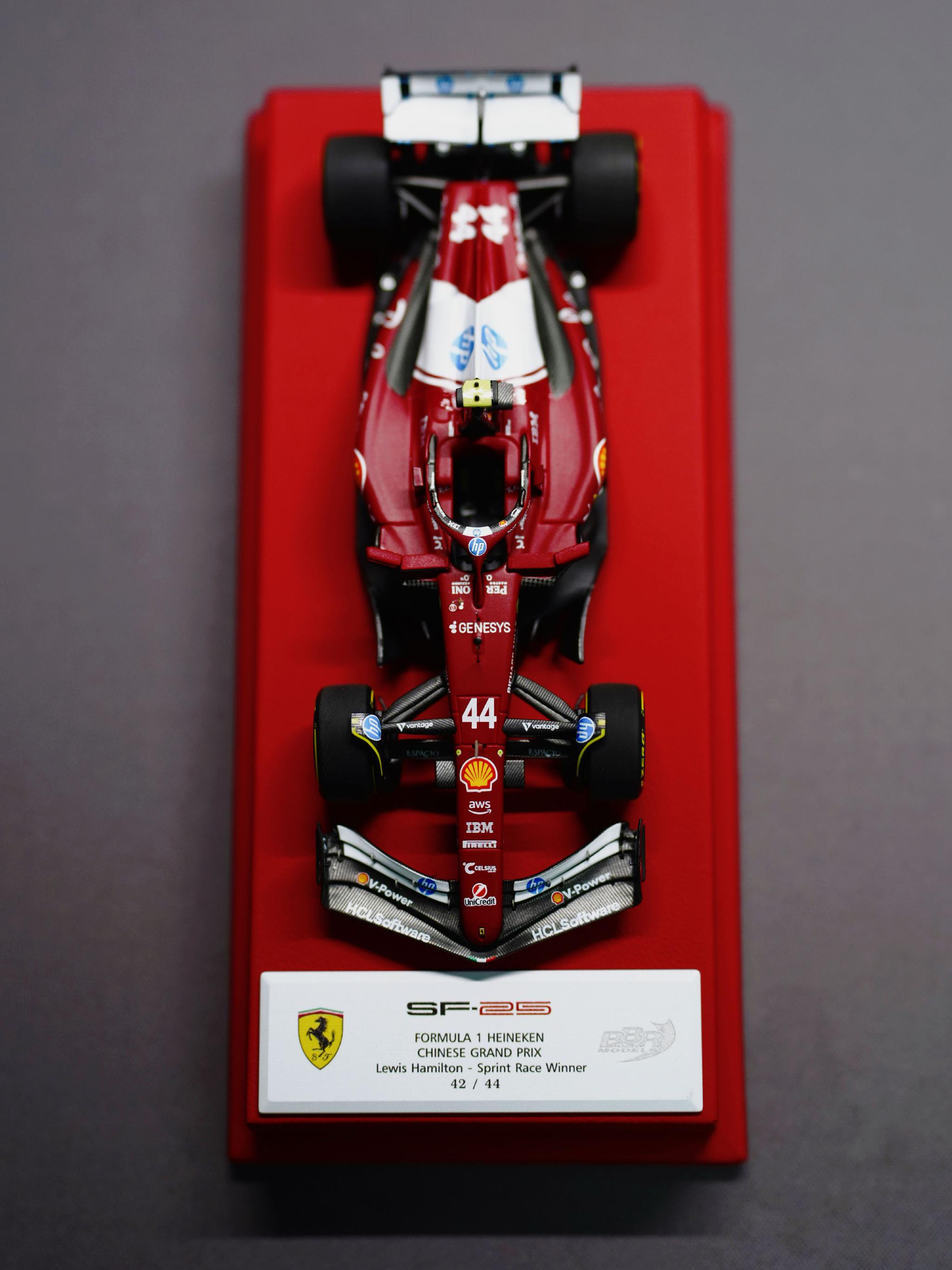 F1车迷将SF-25赛车模型收入收藏