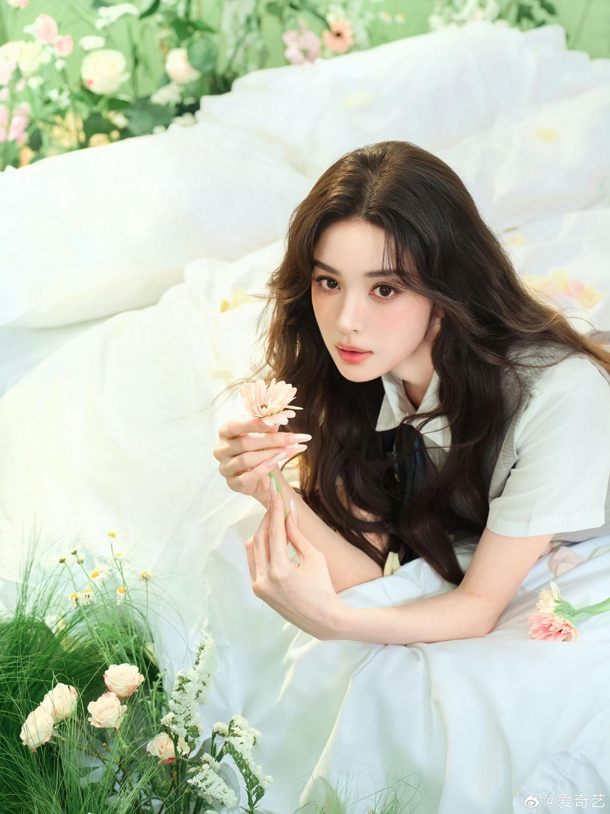 娜扎发文早安称风裹花香