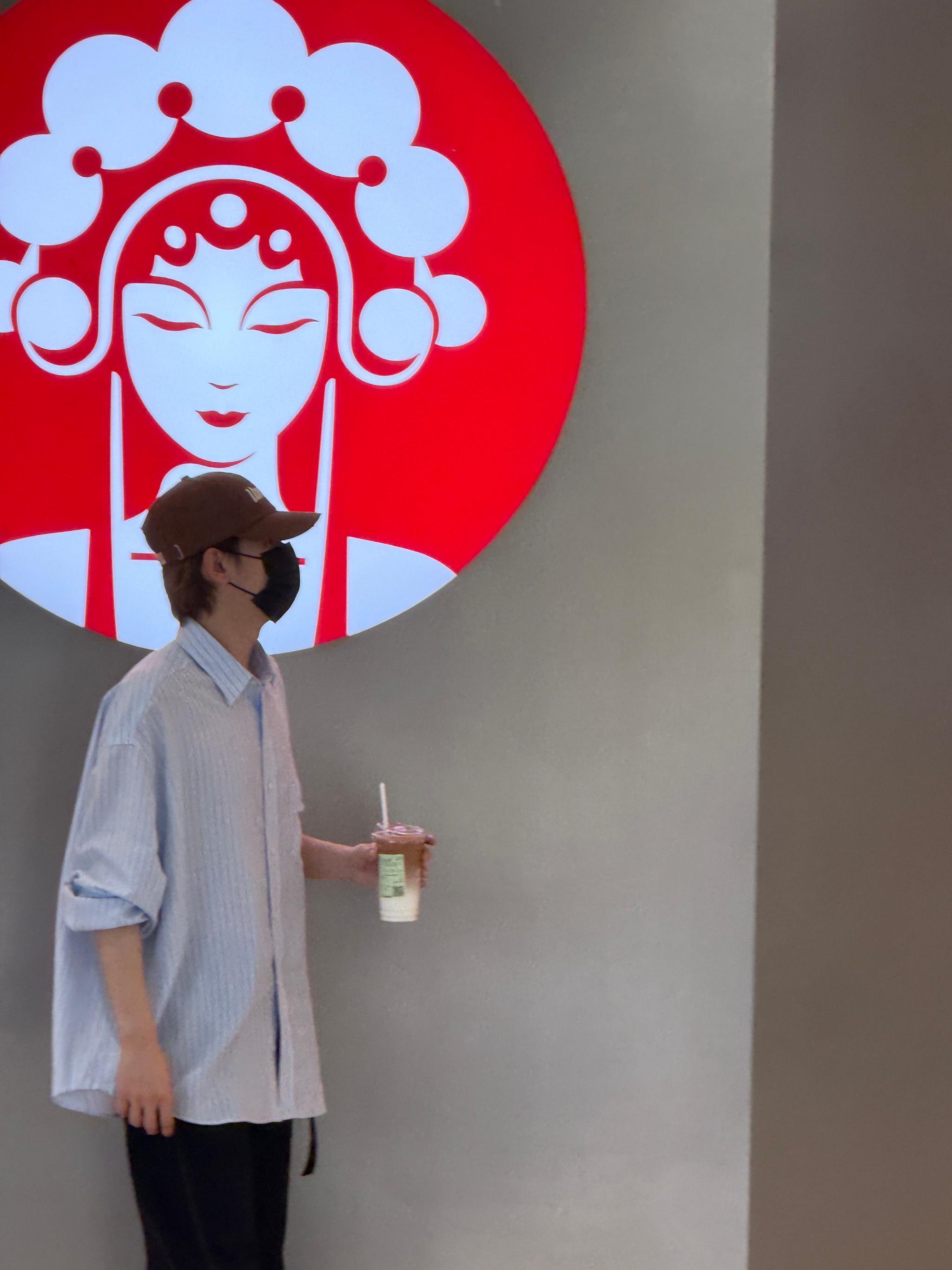 胡先煦被偶遇买霸王茶姬，或将成为品牌代言人
