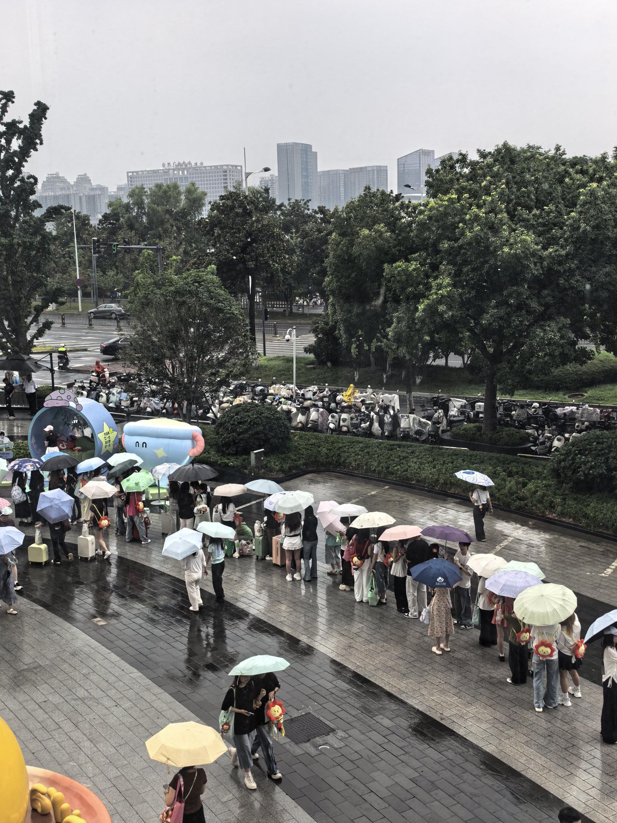 王源粉丝杭州in77冒雨排队拍照