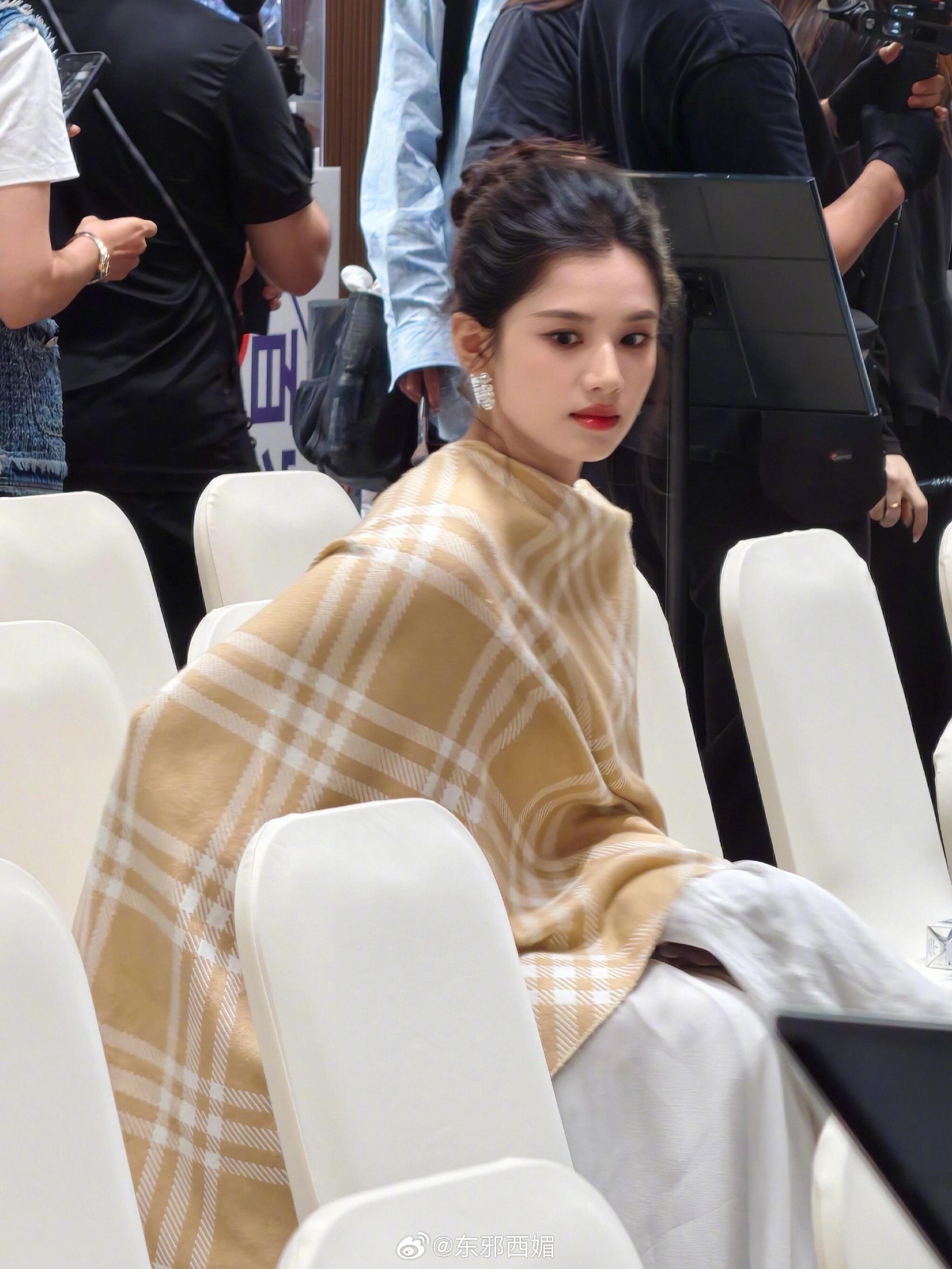 张婧仪亮相展现自然美感