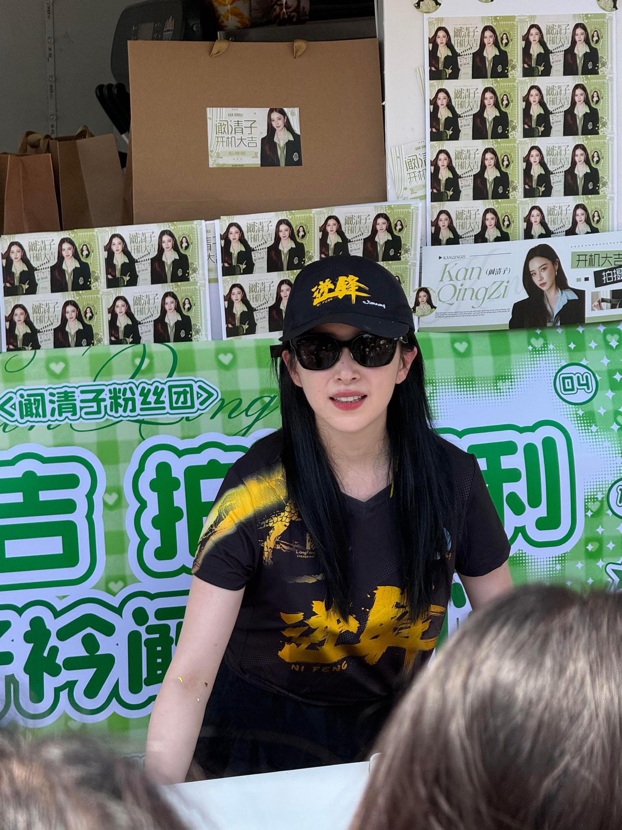 阚清子新剧开机晒照，戴求婚钻戒显瘦身成果