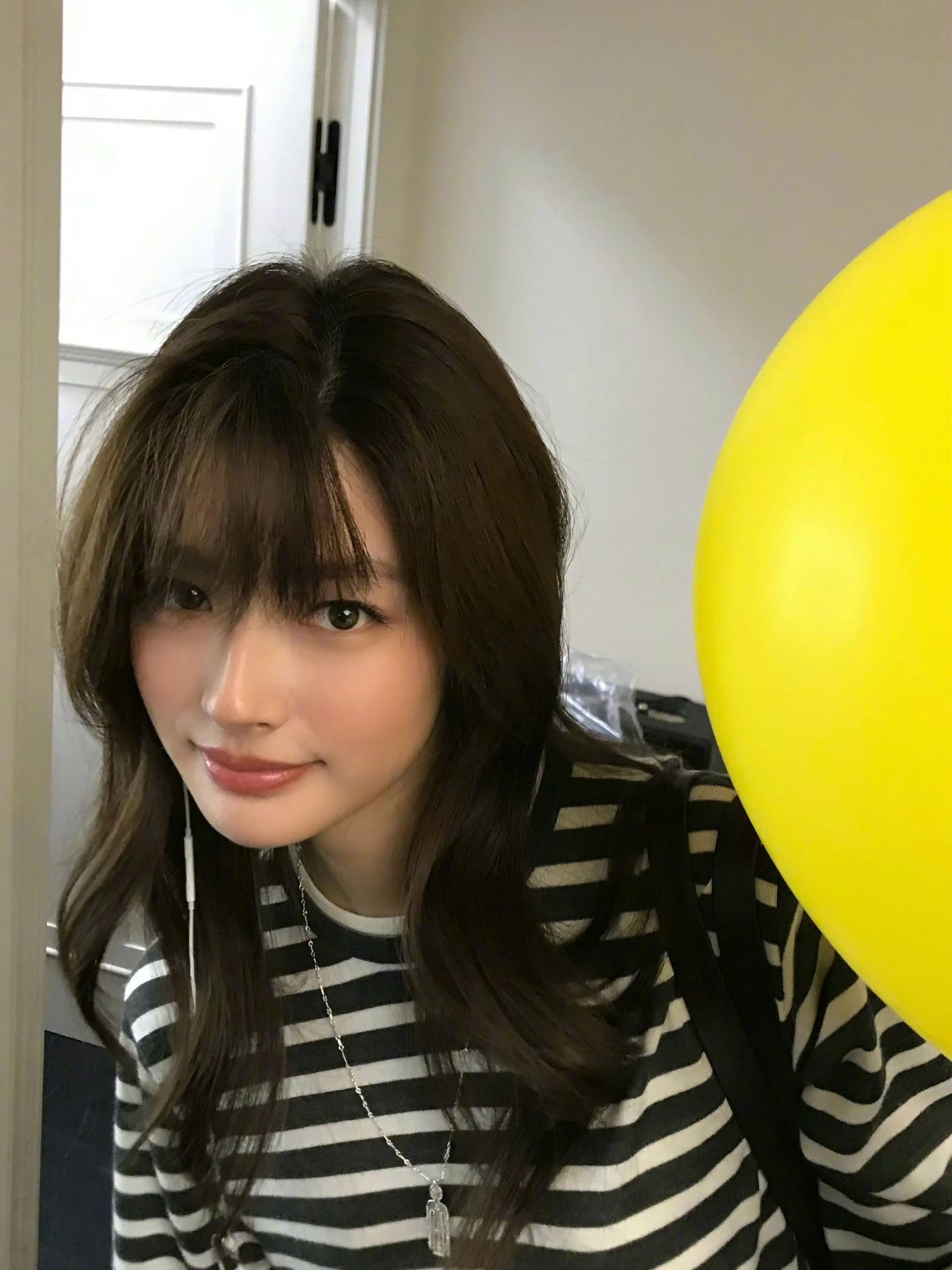 徐若晗齐刘海造型，女团感十足，宜古宜今