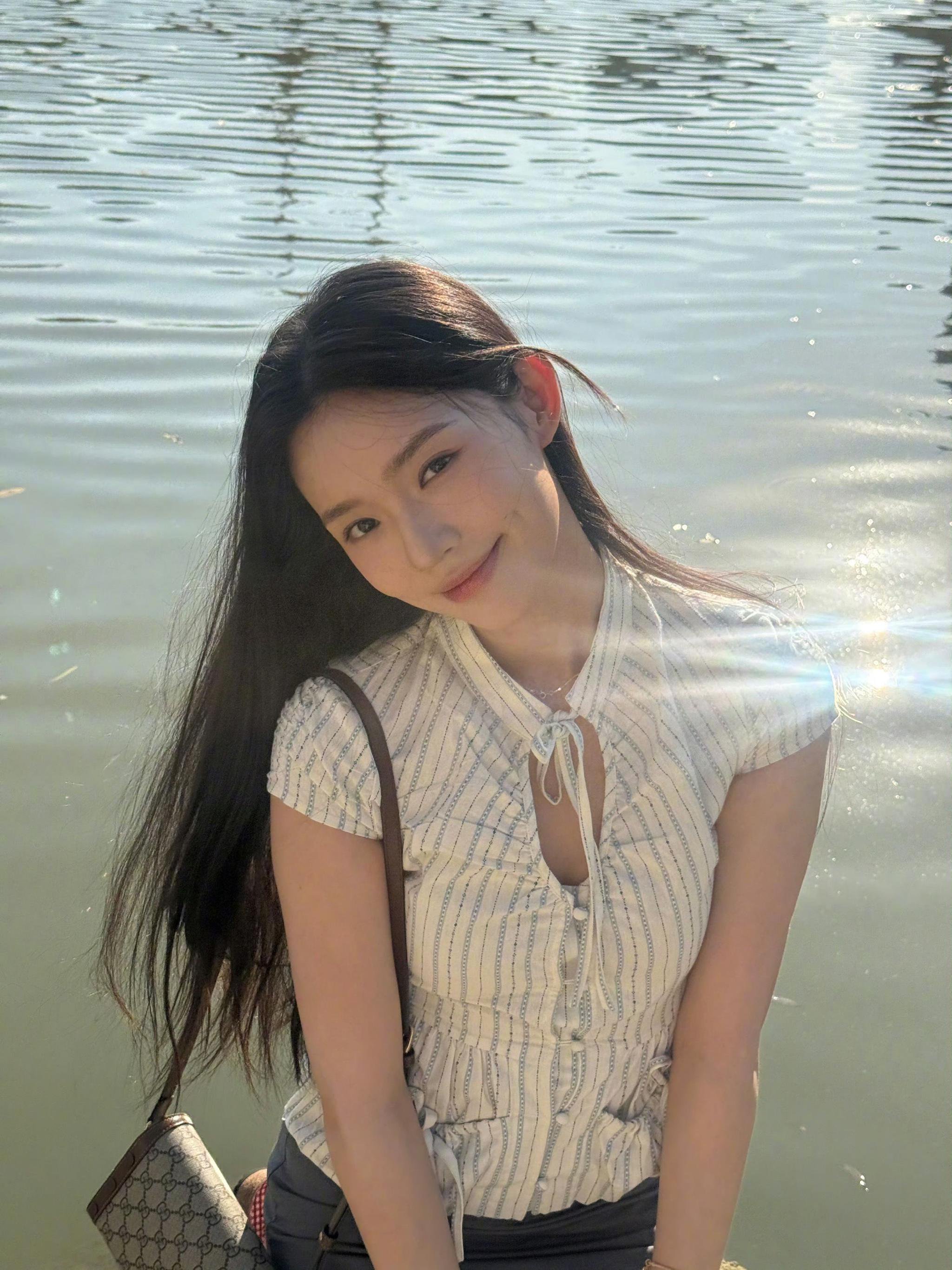林允live随拍出炉，条纹上衣长发笑容元气甜美